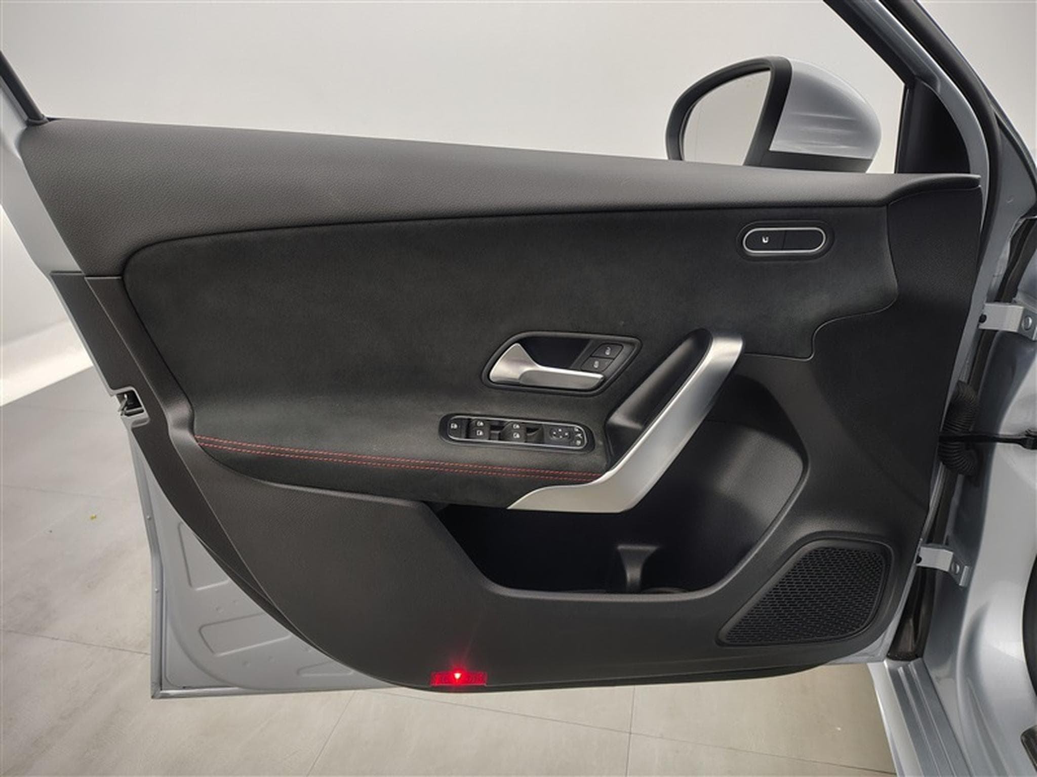 Mercedes A 180 Pack AMG  Navi / Led / PDC av+ar / Pano (2025) - Photo 17