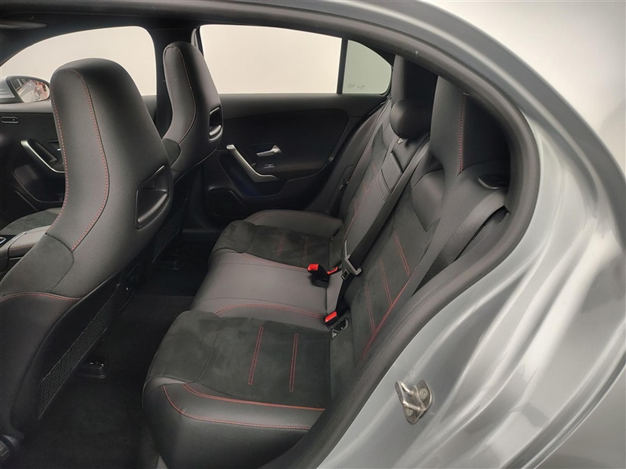 Mercedes A 180 Pack AMG  Navi / Led / PDC av+ar / Pano (2025) - Photo 13