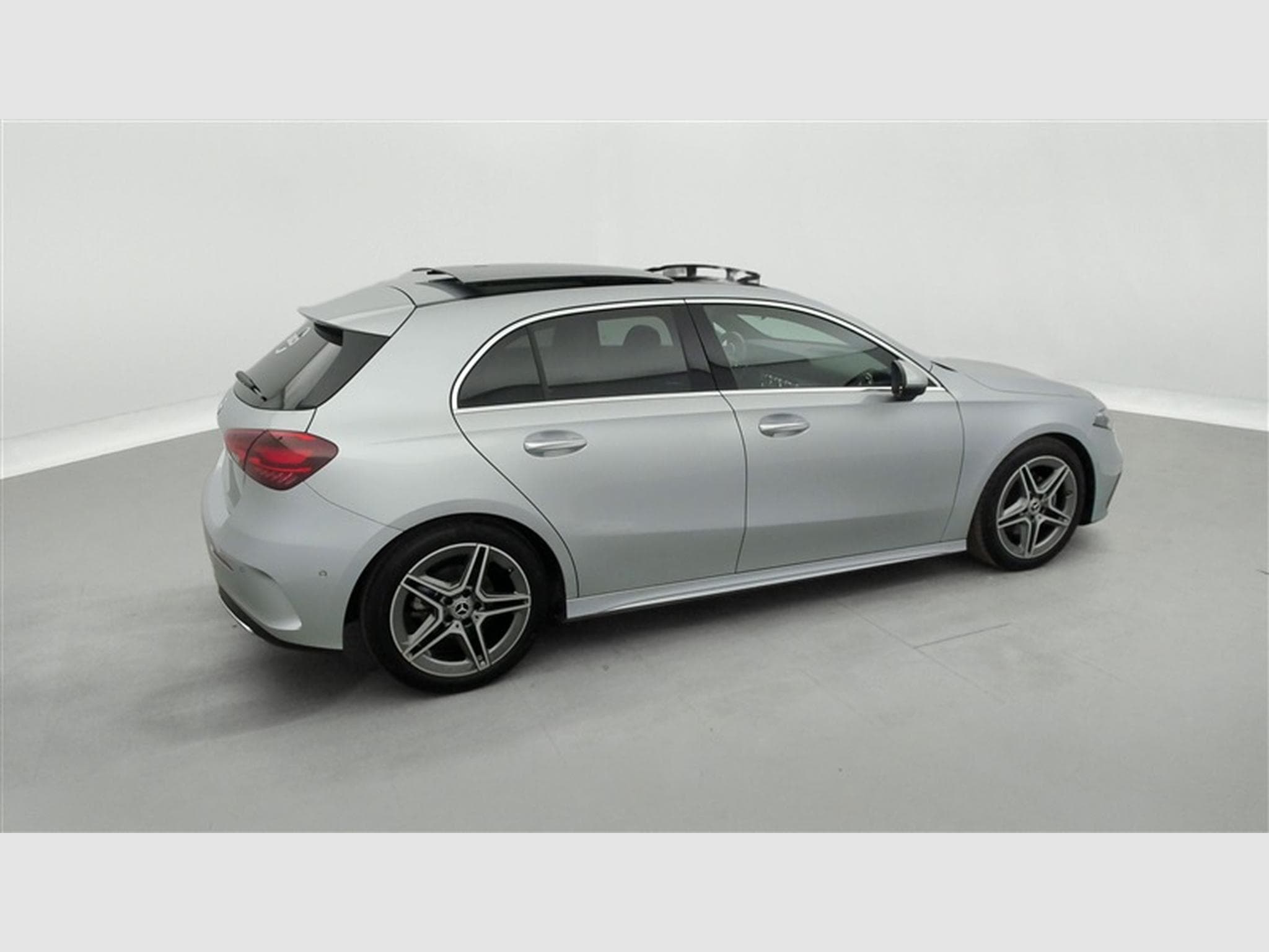 Mercedes A 180 Pack AMG  Navi / Led / PDC av+ar / Pano (2025) - Photo 25