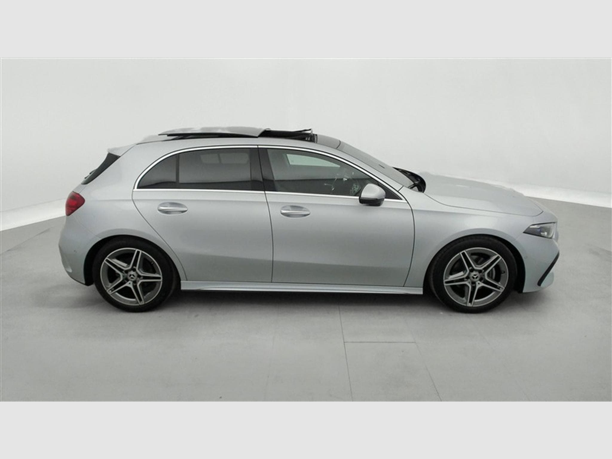 Mercedes A 180 Pack AMG  Navi / Led / PDC av+ar / Pano (2025) - Photo 24