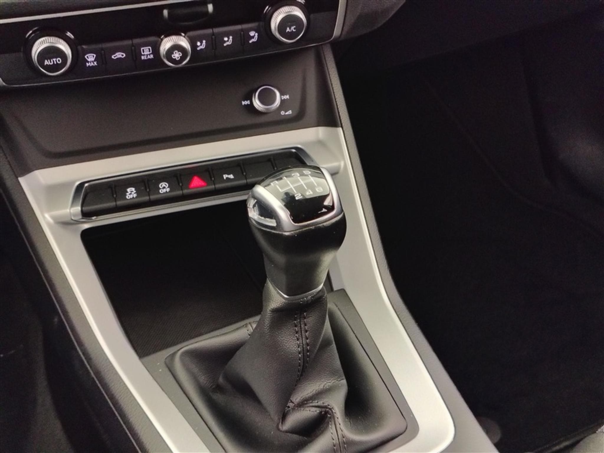 Audi Q3 35 TFSI Attraction NAVI/LED/JA17/PDC AV AR (2022) - Photo 12