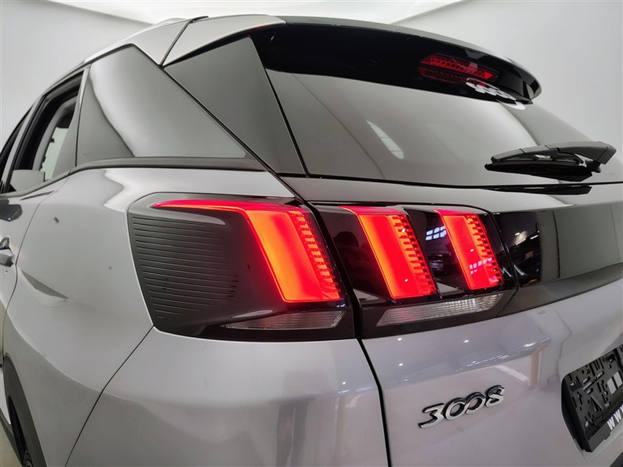Peugeot 3008 1.2 PureTech 130cv EAT8 Allure Pack NAVI / CAMERA / JA 18" (2019) - Photo 16