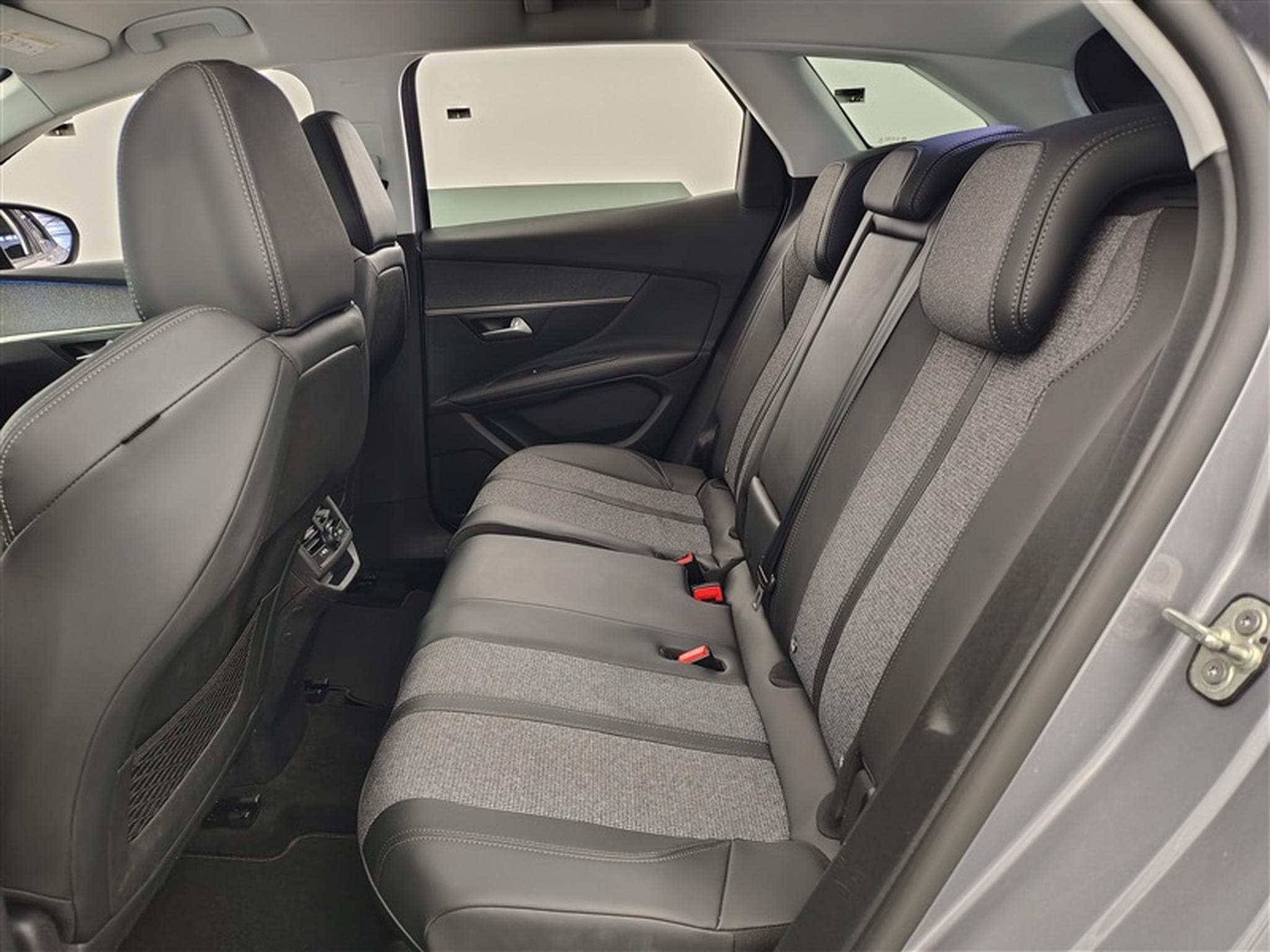 Peugeot 3008 1.2 PureTech 130cv EAT8 Allure Pack NAVI / CAMERA / JA 18" (2019) - Photo 13