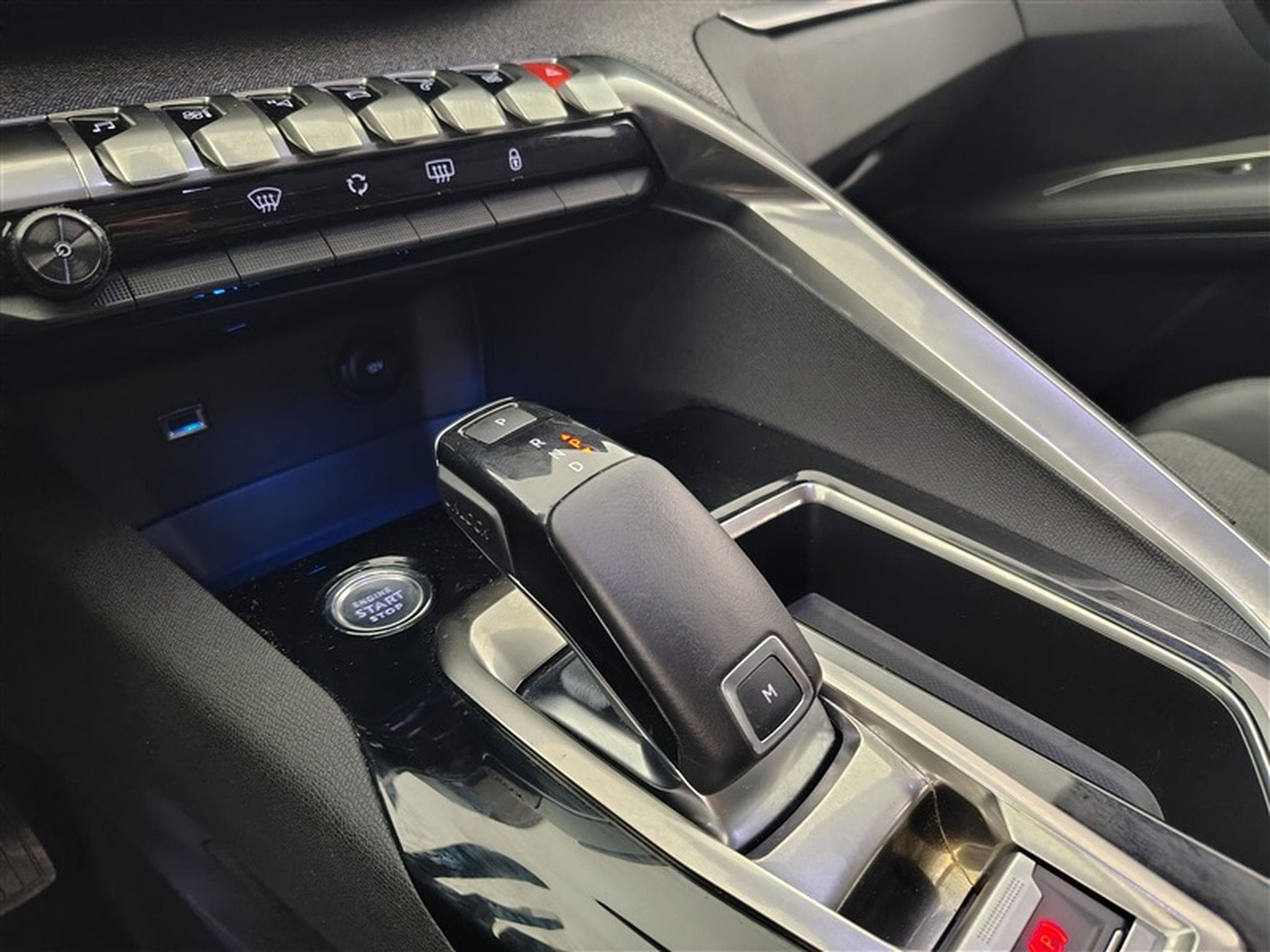 Peugeot 3008 1.2 PureTech 130cv EAT8 Allure Pack NAVI / CAMERA / JA 18" (2019) - Photo 12
