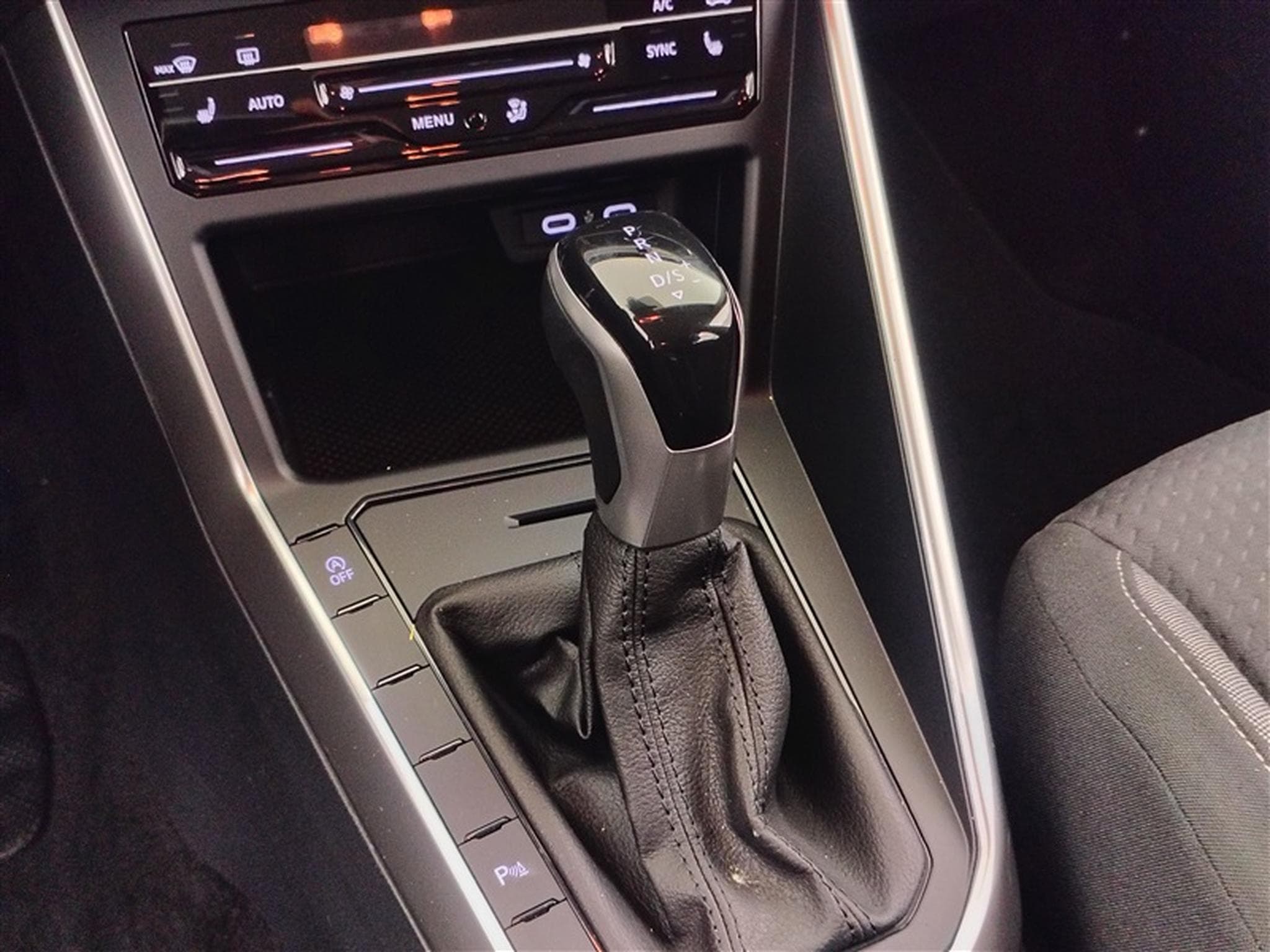 VW Polo 1.0 TSI 95Cv DSG CARPLAY / FULL LED / PDC AV-AR (2024) - Photo 12