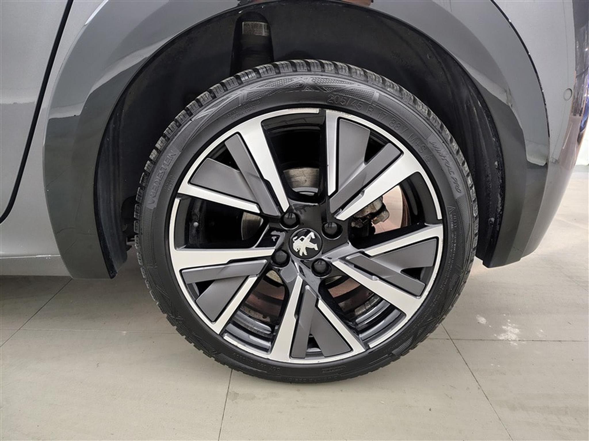 Peugeot 208 1.2i  130 CV GT AUTO/S-CUIR/NAVI/FULL LED/JA17 (2023) - Photo 6