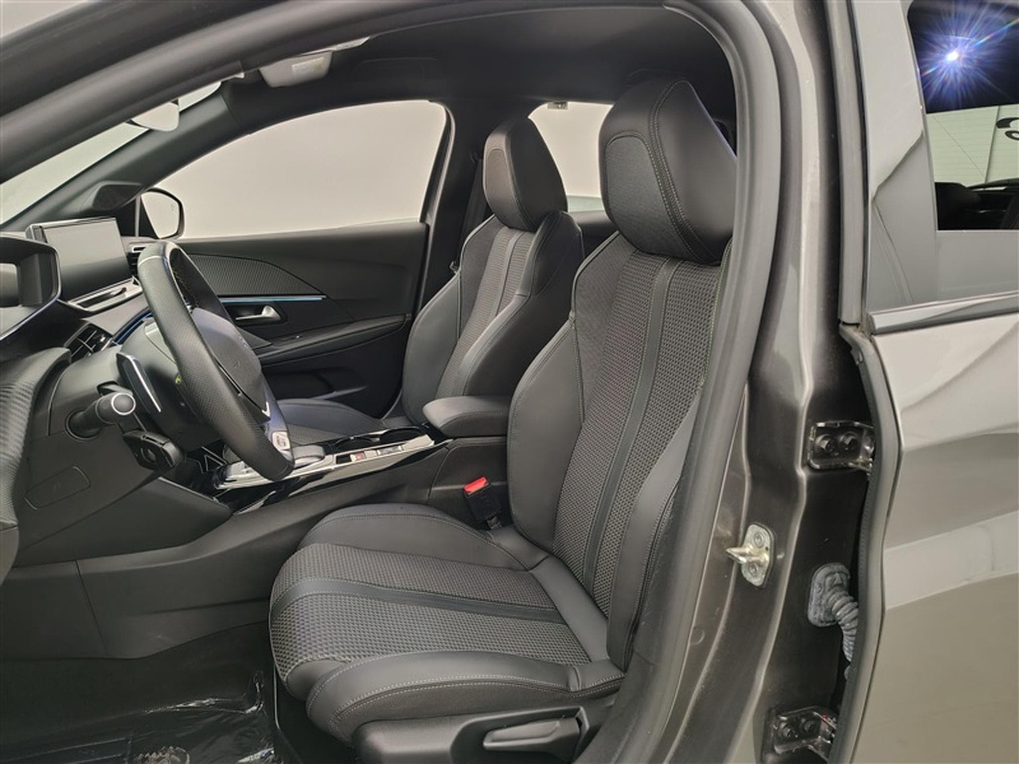 Peugeot 208 1.2i  130 CV GT AUTO/S-CUIR/NAVI/FULL LED/JA17 (2023) - Photo 7