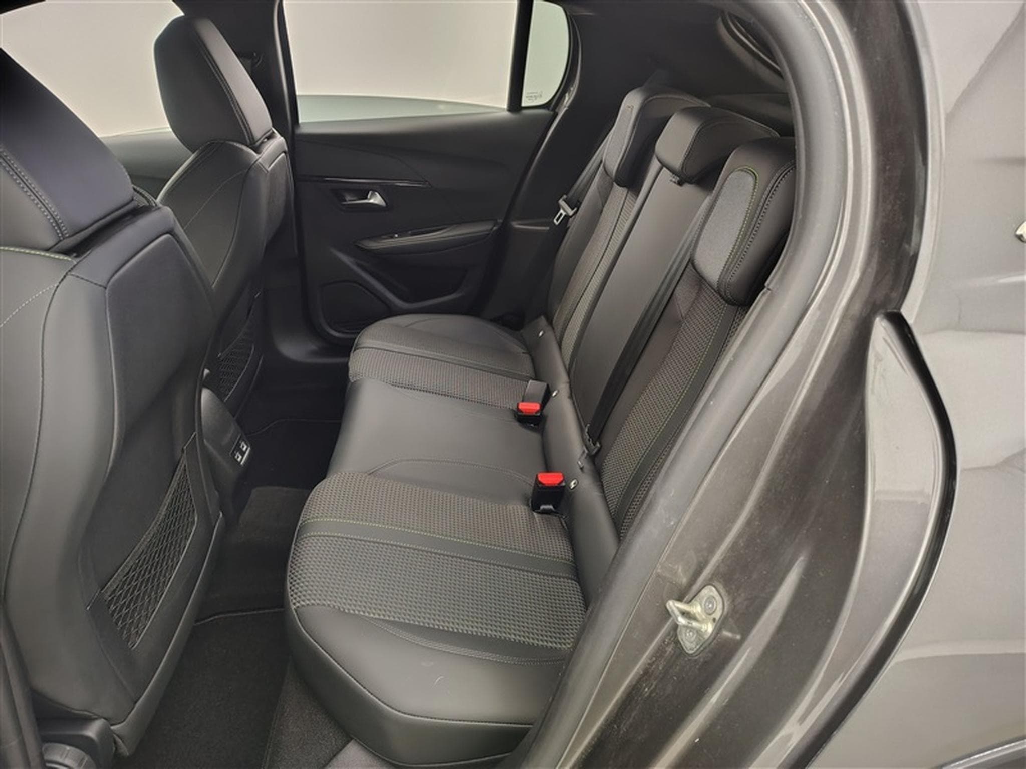 Peugeot 208 1.2i  130 CV GT AUTO/S-CUIR/NAVI/FULL LED/JA17 (2023) - Photo 13