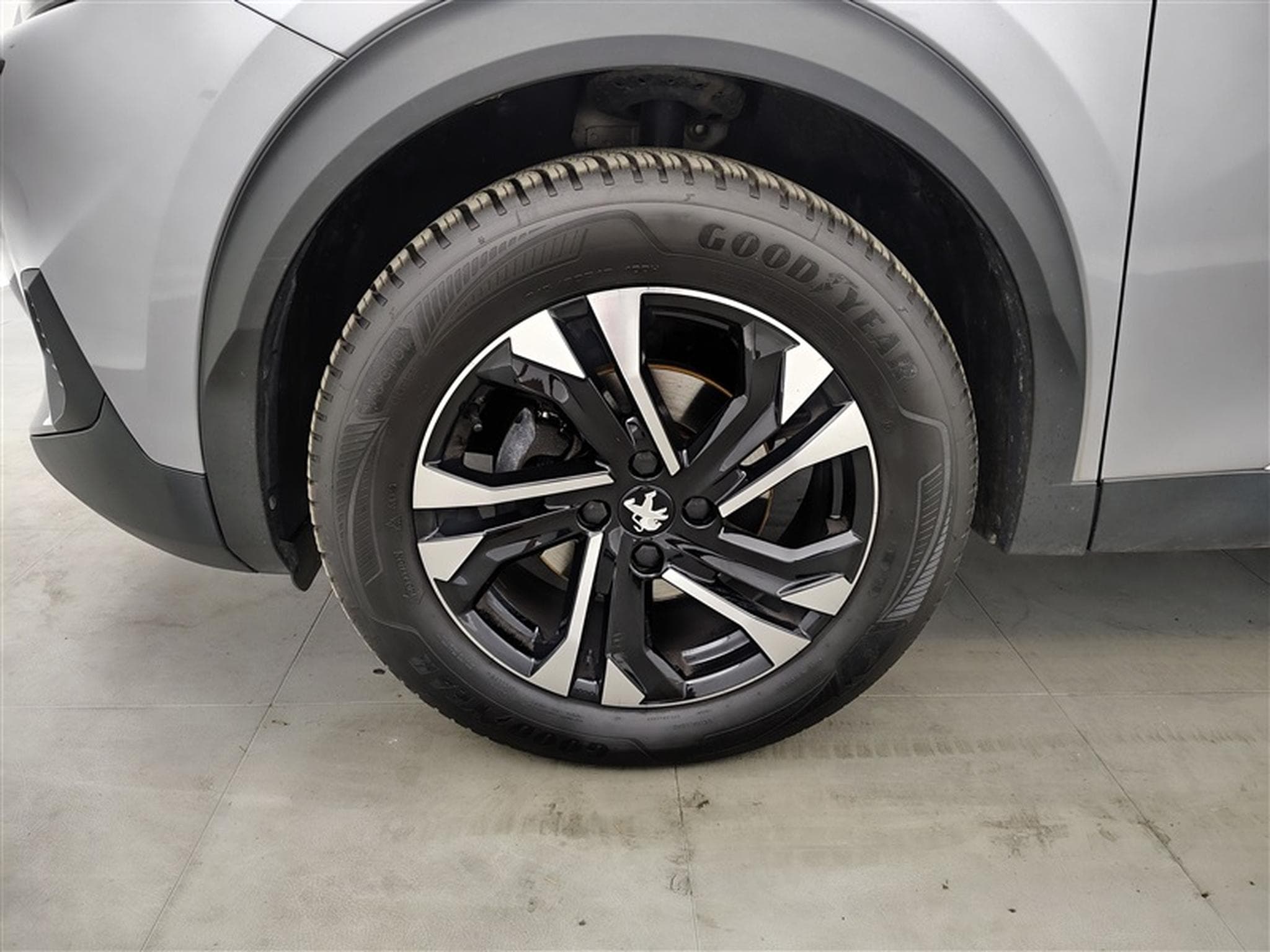 Peugeot 2008 1.2 PureTech Allure Pack EAT8 NAVI / S-CUIR / FULL LED (2022) - Photo 6