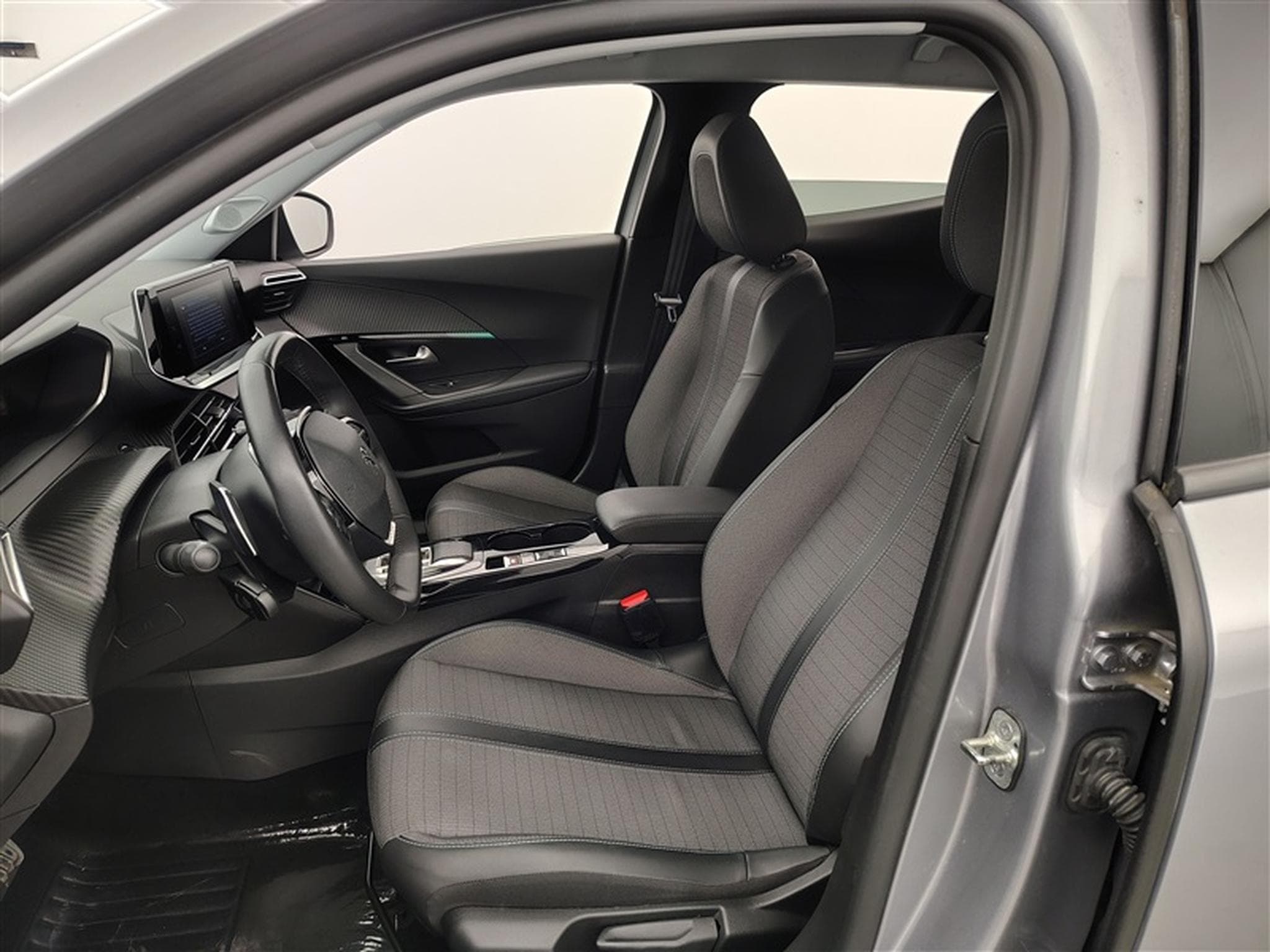 Peugeot 2008 1.2 PureTech Allure Pack EAT8 NAVI / S-CUIR / FULL LED (2022) - Photo 7
