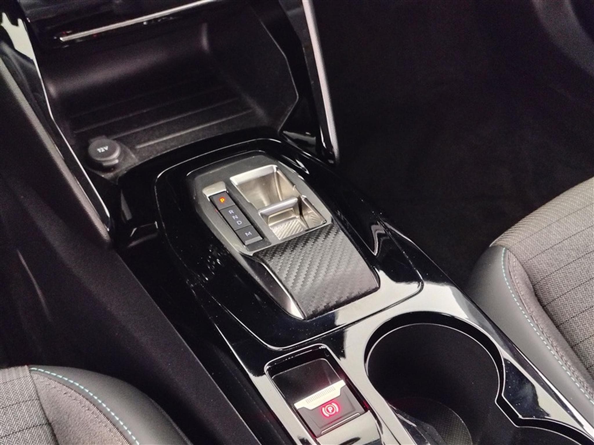 Peugeot 2008 1.2 PureTech Allure Pack EAT8 NAVI / S-CUIR / FULL LED (2022) - Photo 12