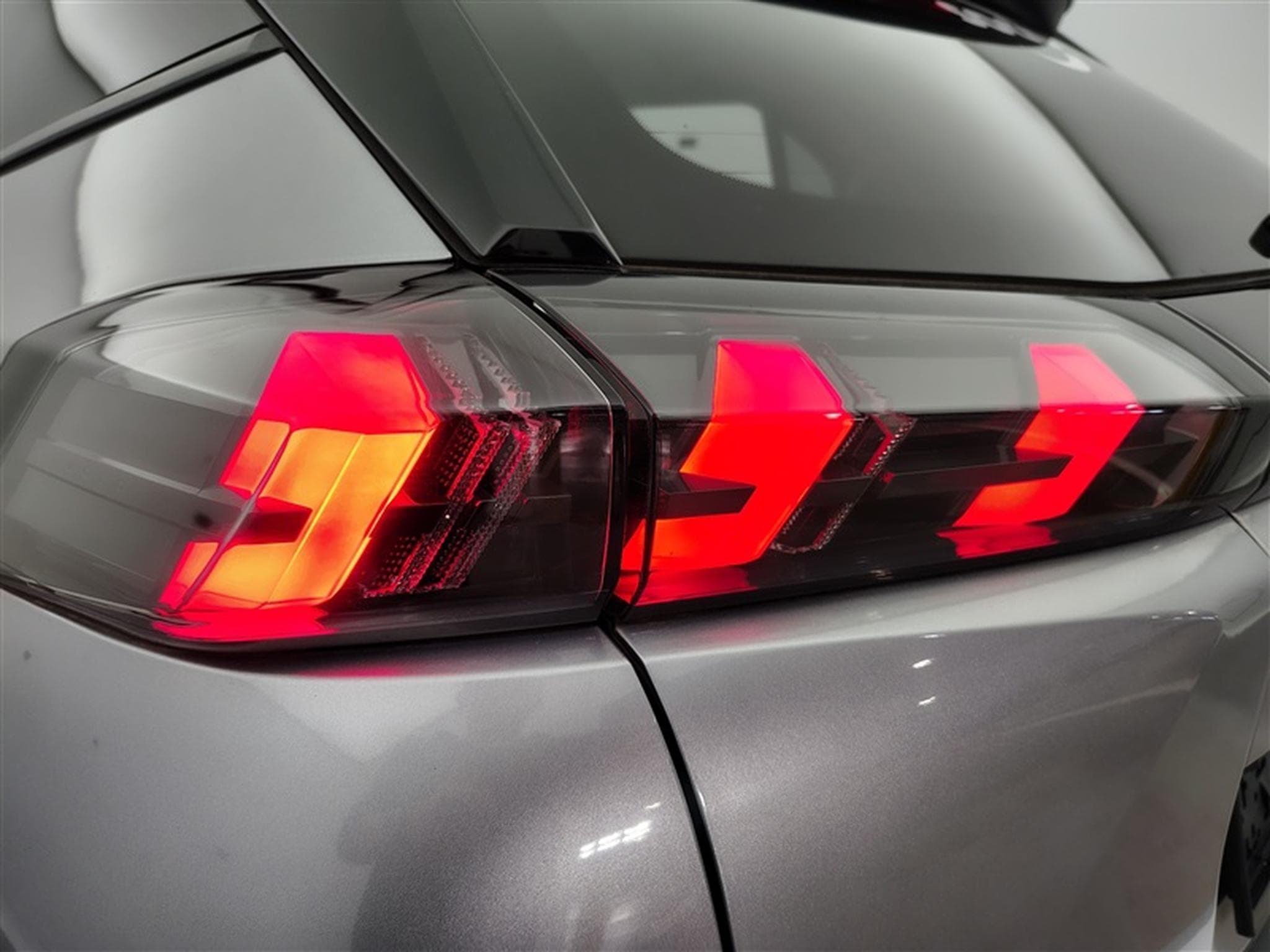 Peugeot 2008 1.2 PureTech Allure Pack EAT8 NAVI / S-CUIR / FULL LED (2022) - Photo 16