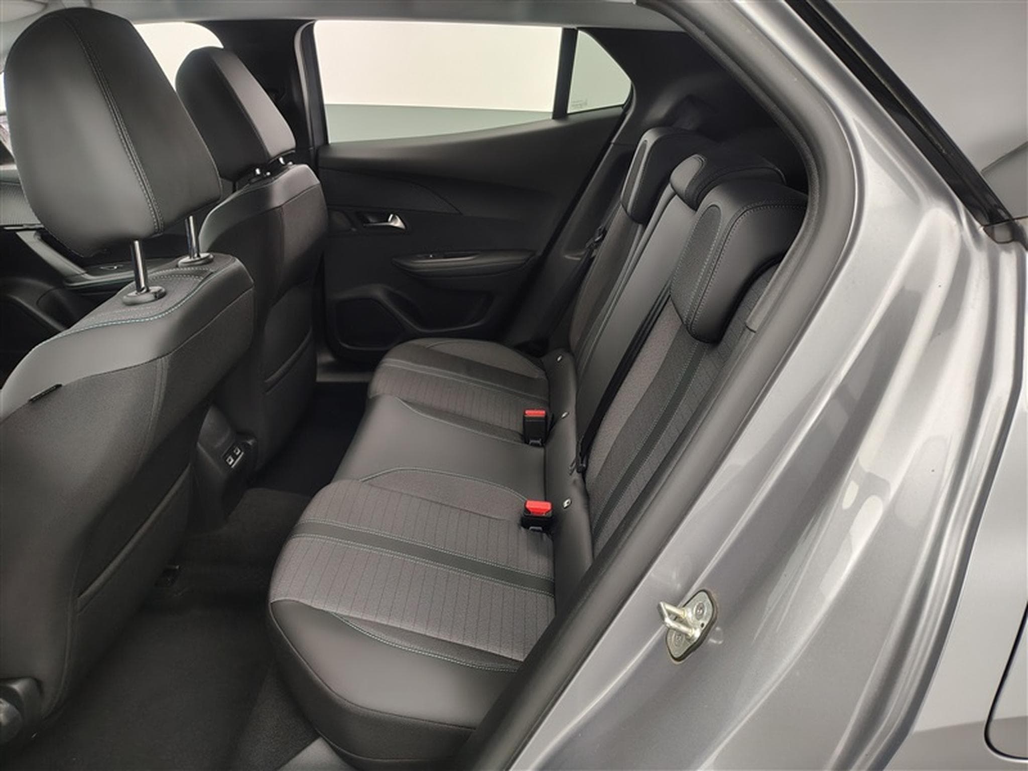 Peugeot 2008 1.2 PureTech Allure Pack EAT8 NAVI / S-CUIR / FULL LED (2022) - Photo 13