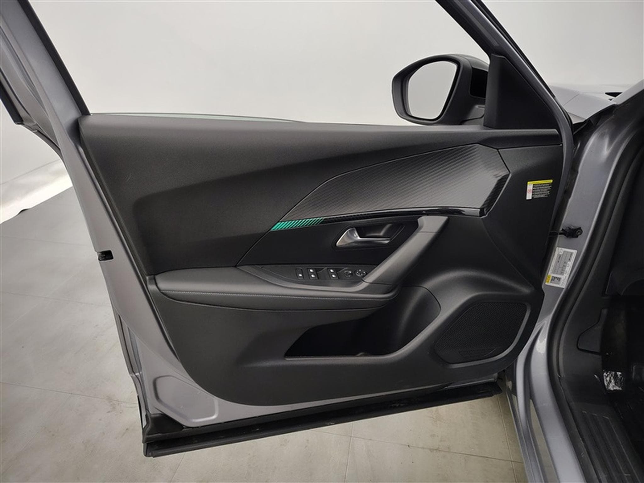 Peugeot 2008 1.2 PureTech Allure Pack EAT8 NAVI / S-CUIR / FULL LED (2022) - Photo 17