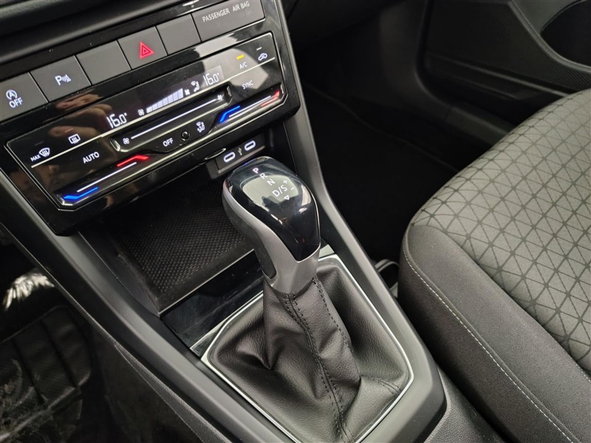 VW T-Cross 1.0 TSI Life DSG  Navi Cockpit / PDC av+ar (2023) - Photo 12