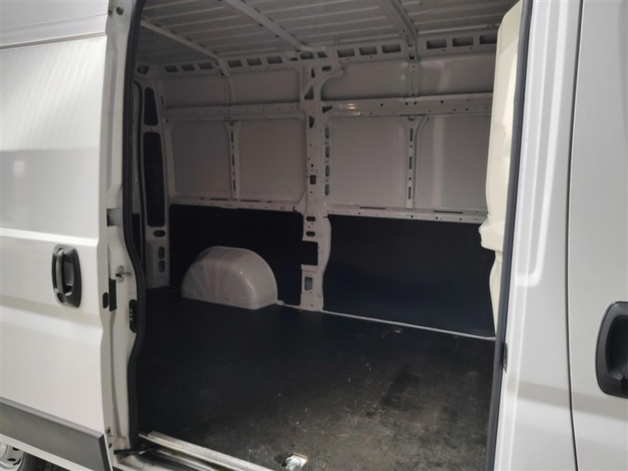 Peugeot Boxer 2.2 BlueHDi 140cv L2H2 NAVI / CAMERA / CRUISE (2021) - Foto 13