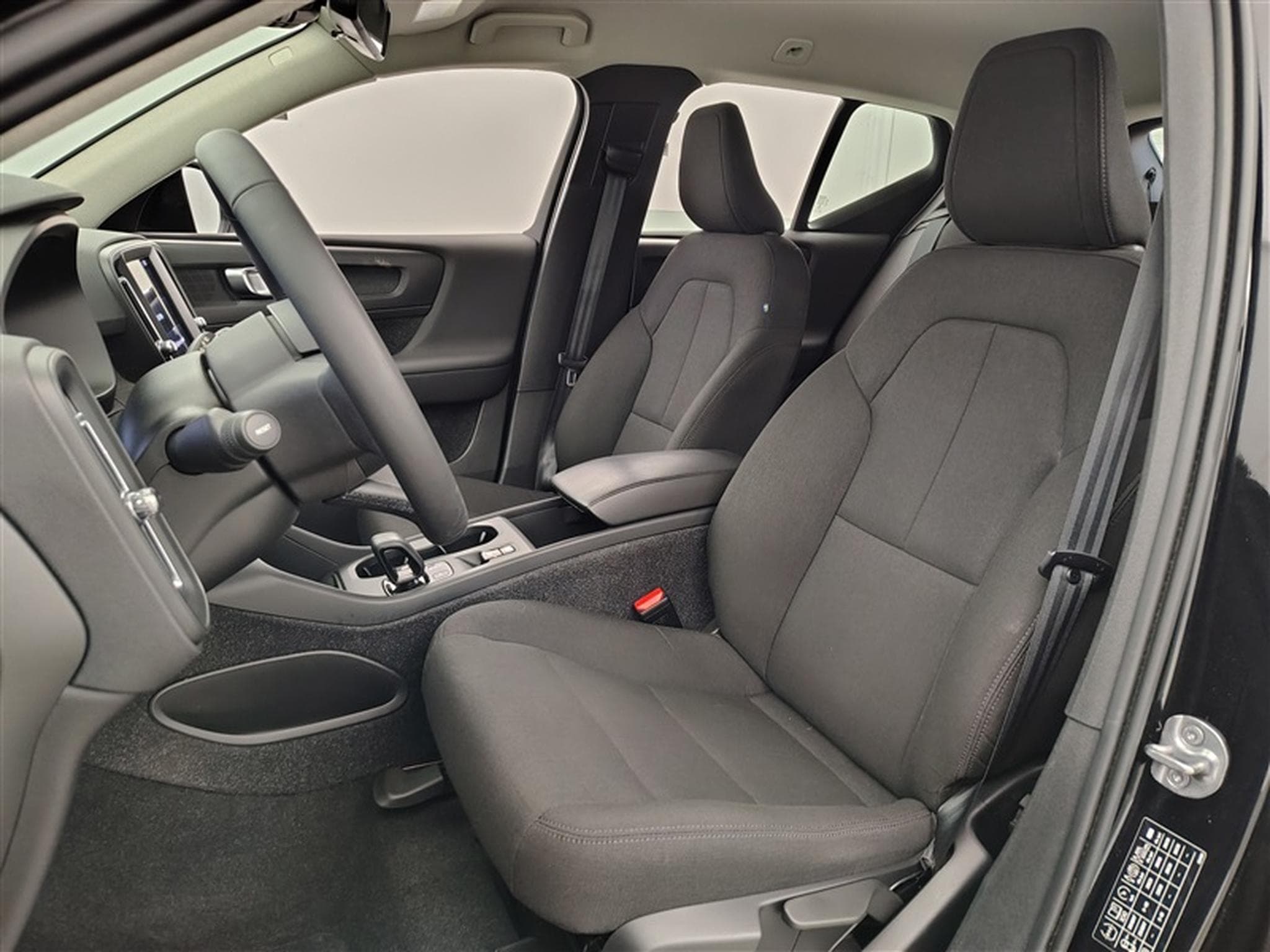 Volvo XC40 1.5 T2 Momentum Core Geartronic NAVI/FULL LED/JA17/PDC (2022) - Foto 7