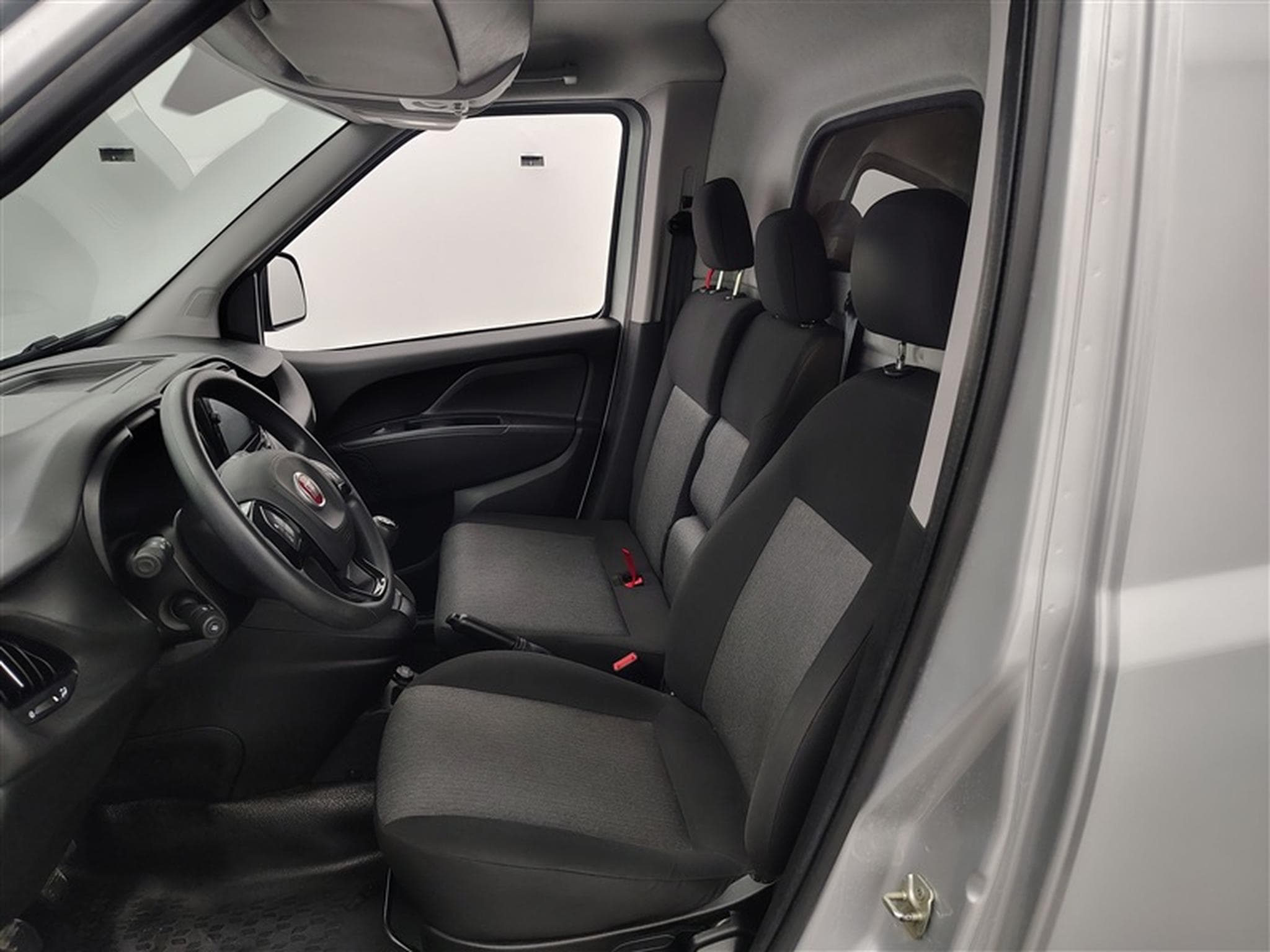 Fiat Doblo 1.6 MJET Cargo CLIM / CARPLAY (2023) - Photo 7