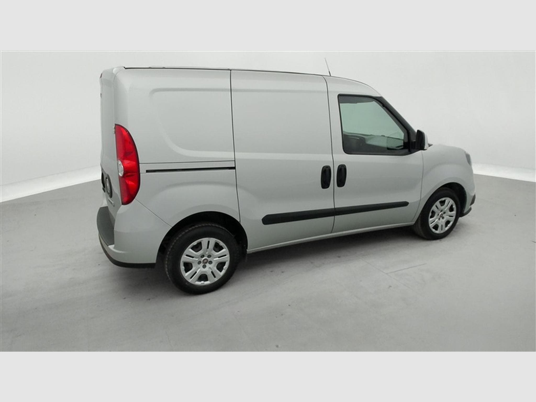 Fiat Doblo 1.6 MJET Cargo CLIM / CARPLAY (2023) - Photo 24