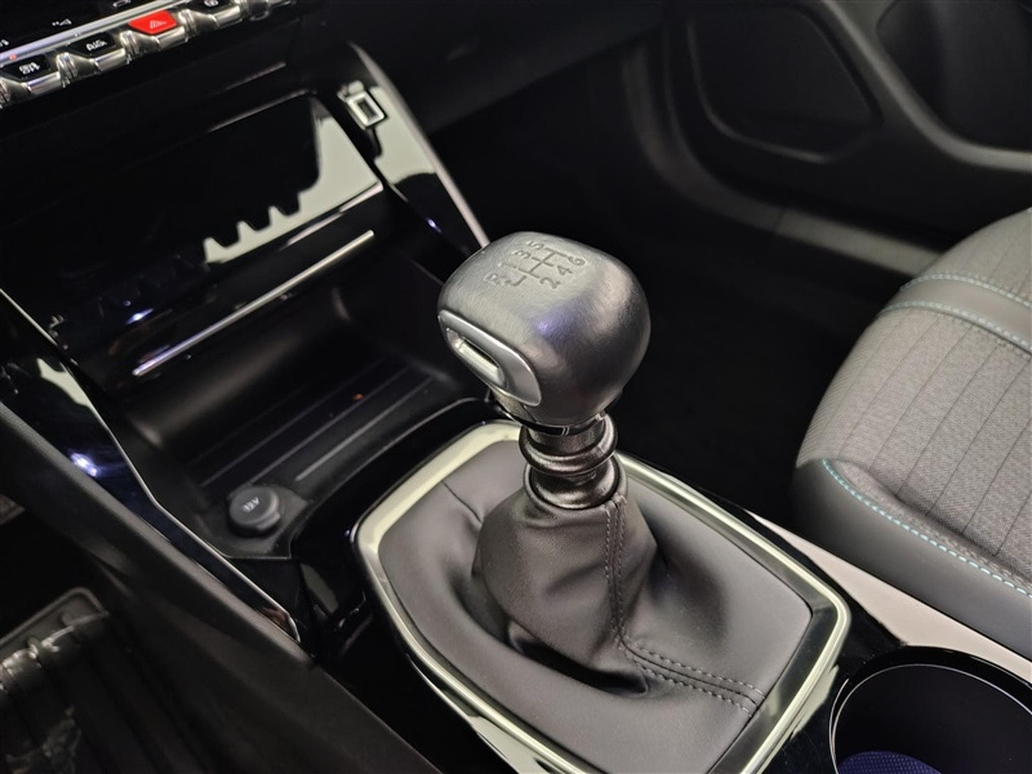 Peugeot 2008 1.2 PureTech Allure S-CUIR/NAVI/LED/JA17/PDC (2023) - Photo 12