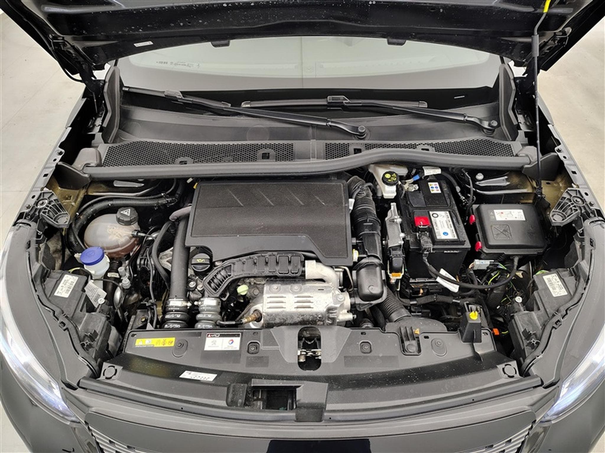 Peugeot 2008 1.2 PureTech Allure S-CUIR/NAVI/LED/JA17/PDC (2023) - Photo 19