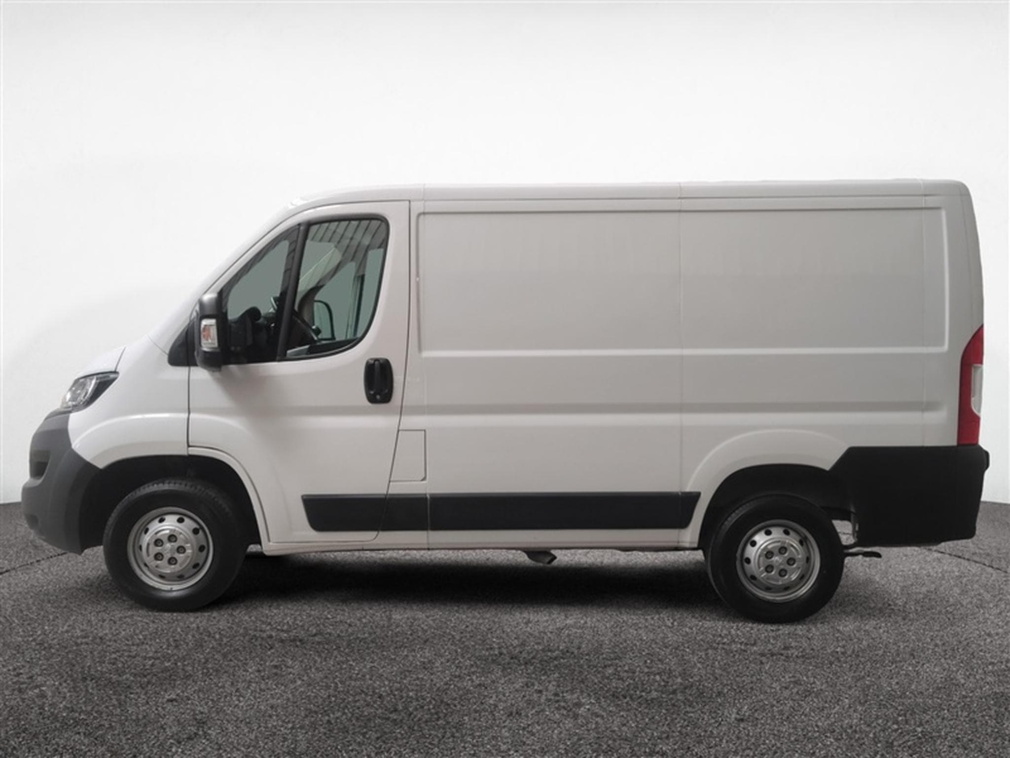 Peugeot Boxer 2.2 BlueHDi 140cv L1H1 NAVI / RADAR / CRUISE (2021) - Foto 3
