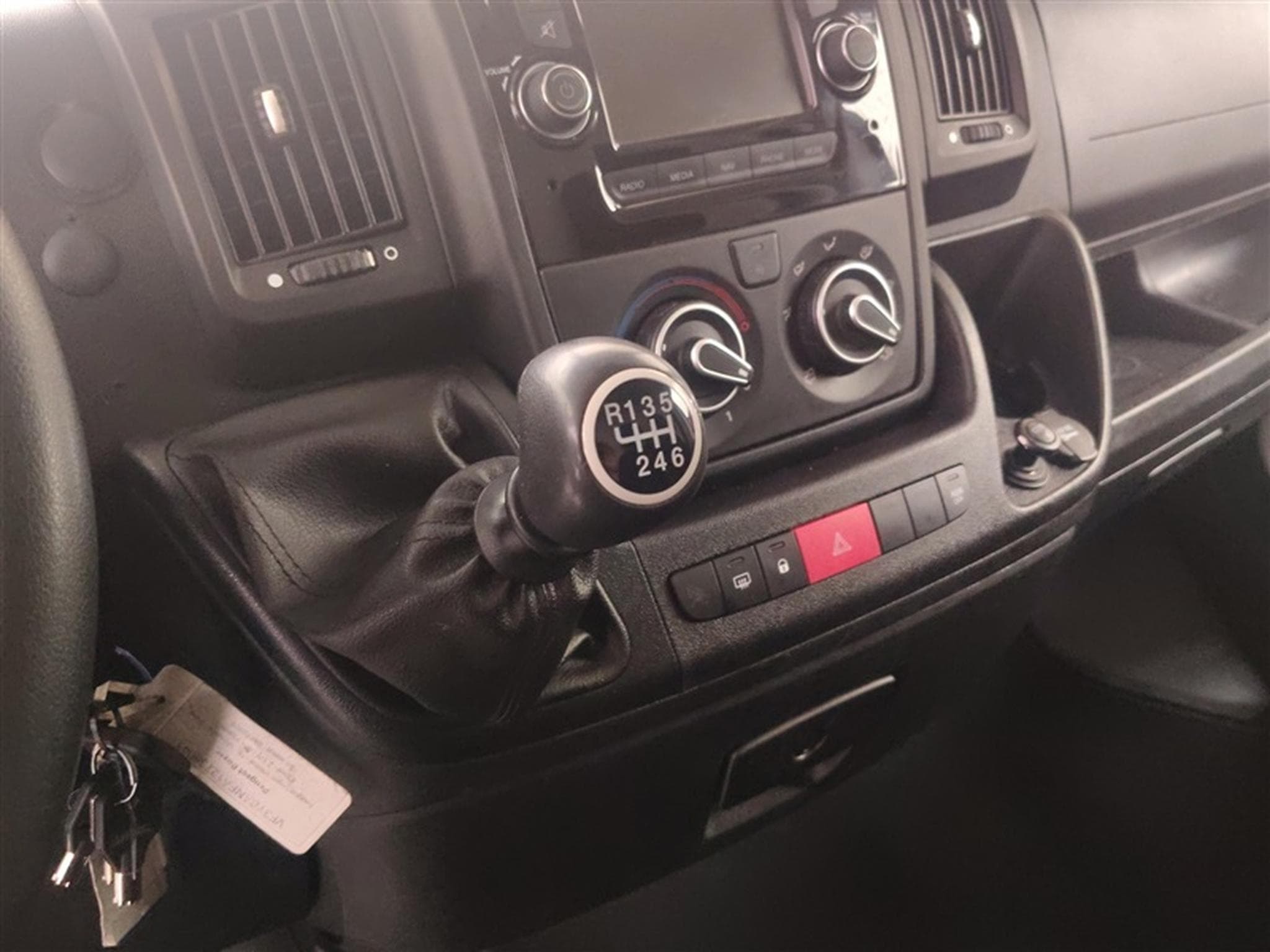Peugeot Boxer 2.2 BlueHDi 140cv L1H1 NAVI / RADAR / CRUISE (2021) - Foto 12