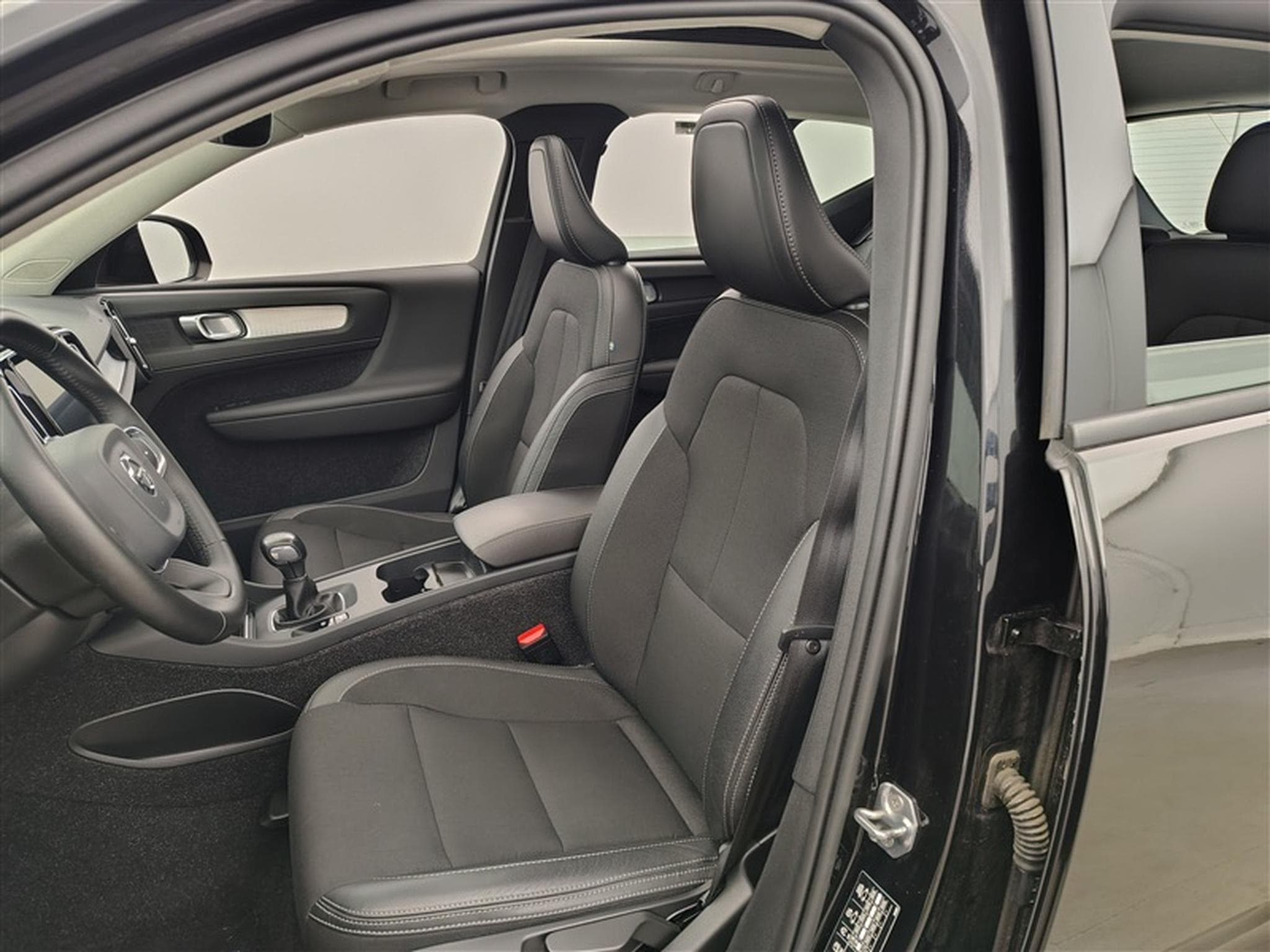 Volvo XC40 1.5 T3 Momentum Pro S-CUIR/NAVI/TO PANO/FULL LED/JA/PDC (2019) - Photo 7