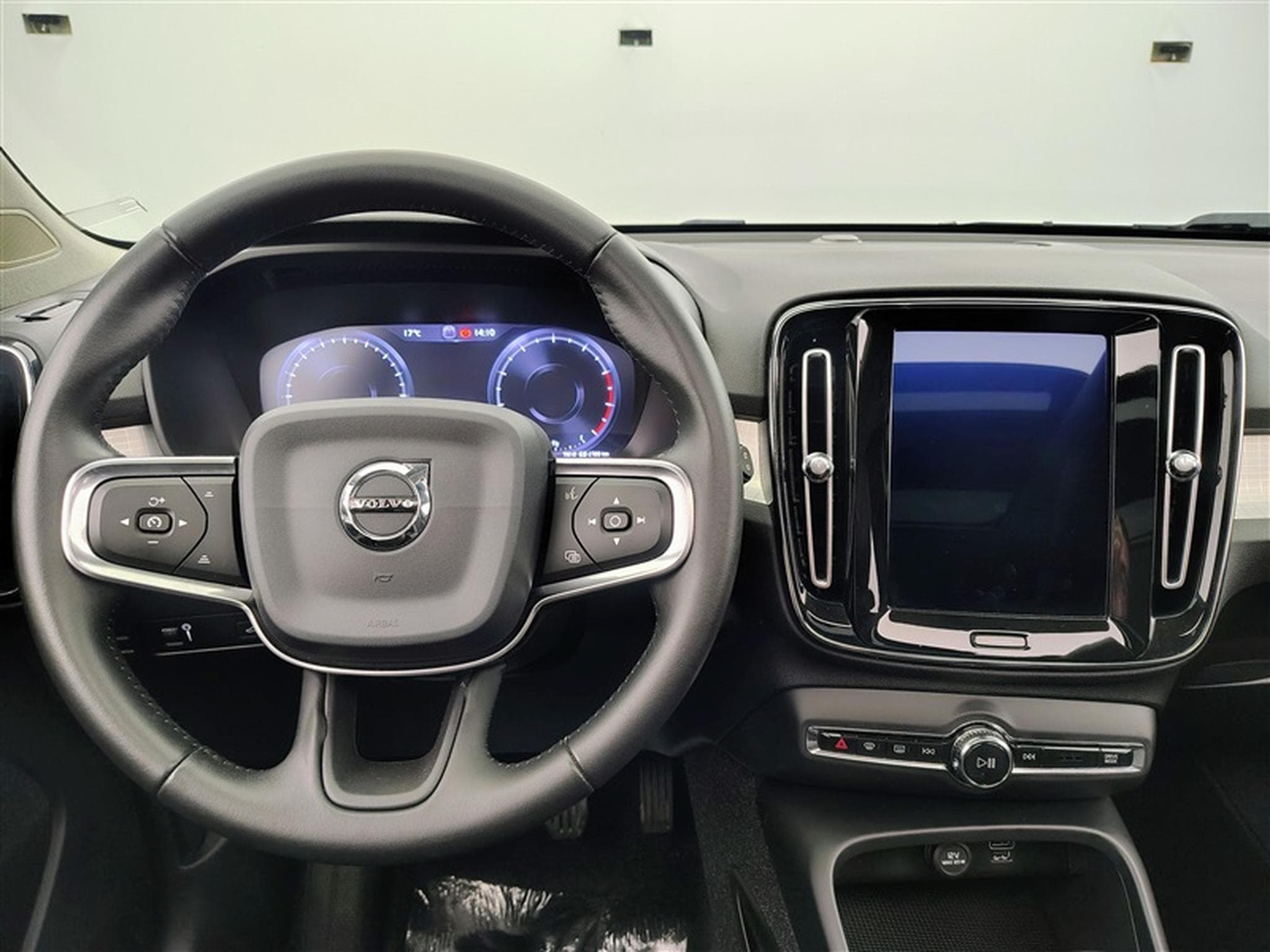 Volvo XC40 1.5 T3 Momentum Pro S-CUIR/NAVI/TO PANO/FULL LED/JA/PDC (2019) - Photo 9