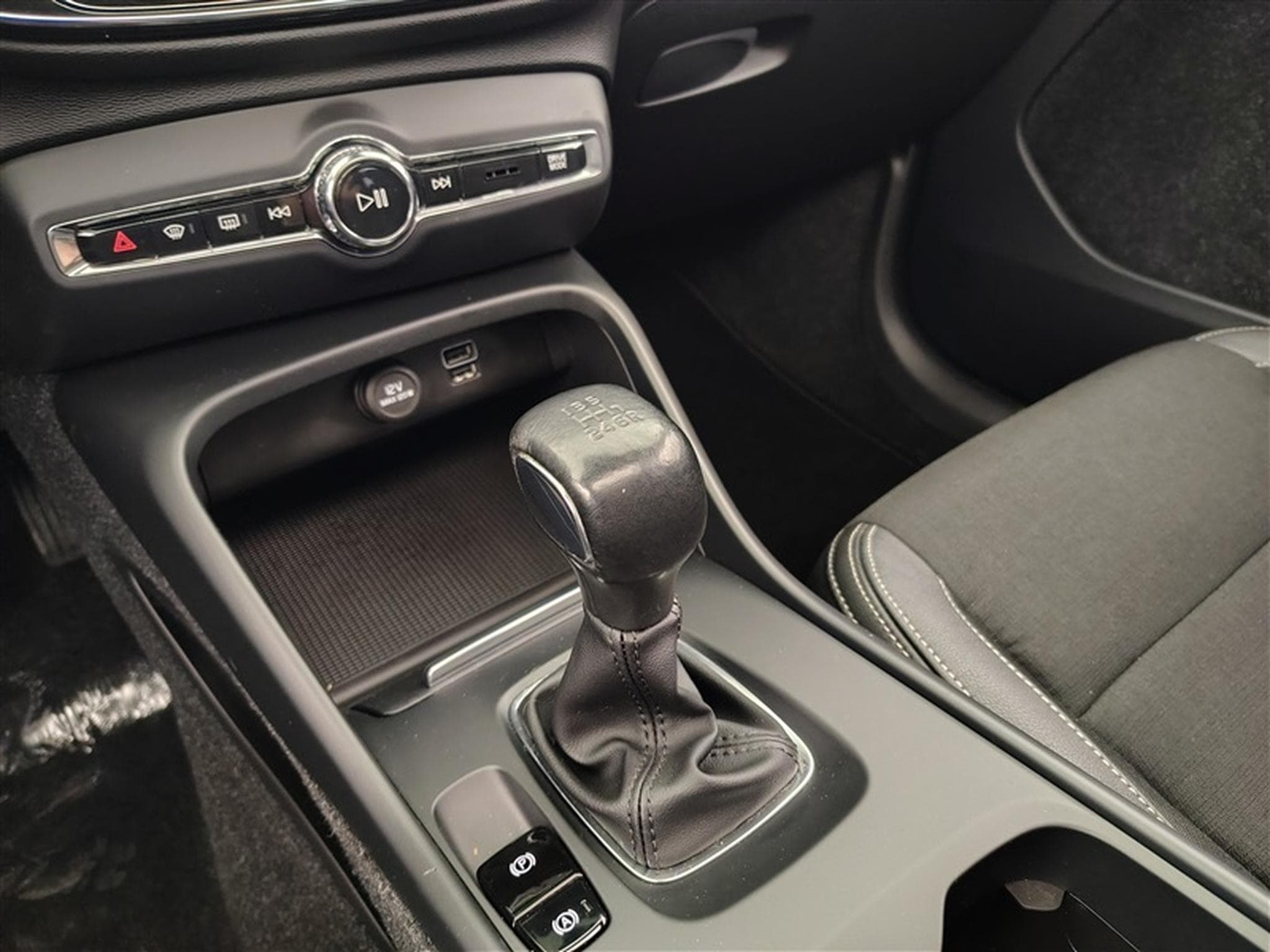 Volvo XC40 1.5 T3 Momentum Pro S-CUIR/NAVI/TO PANO/FULL LED/JA/PDC (2019) - Photo 12