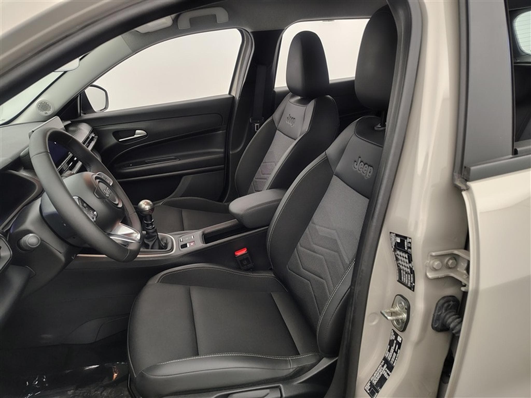 Jeep Avenger 1.2 Turbo 100cv Altitude NAVI / S-CUIR / FULL LED / CARPLAY (2025) - Foto 7