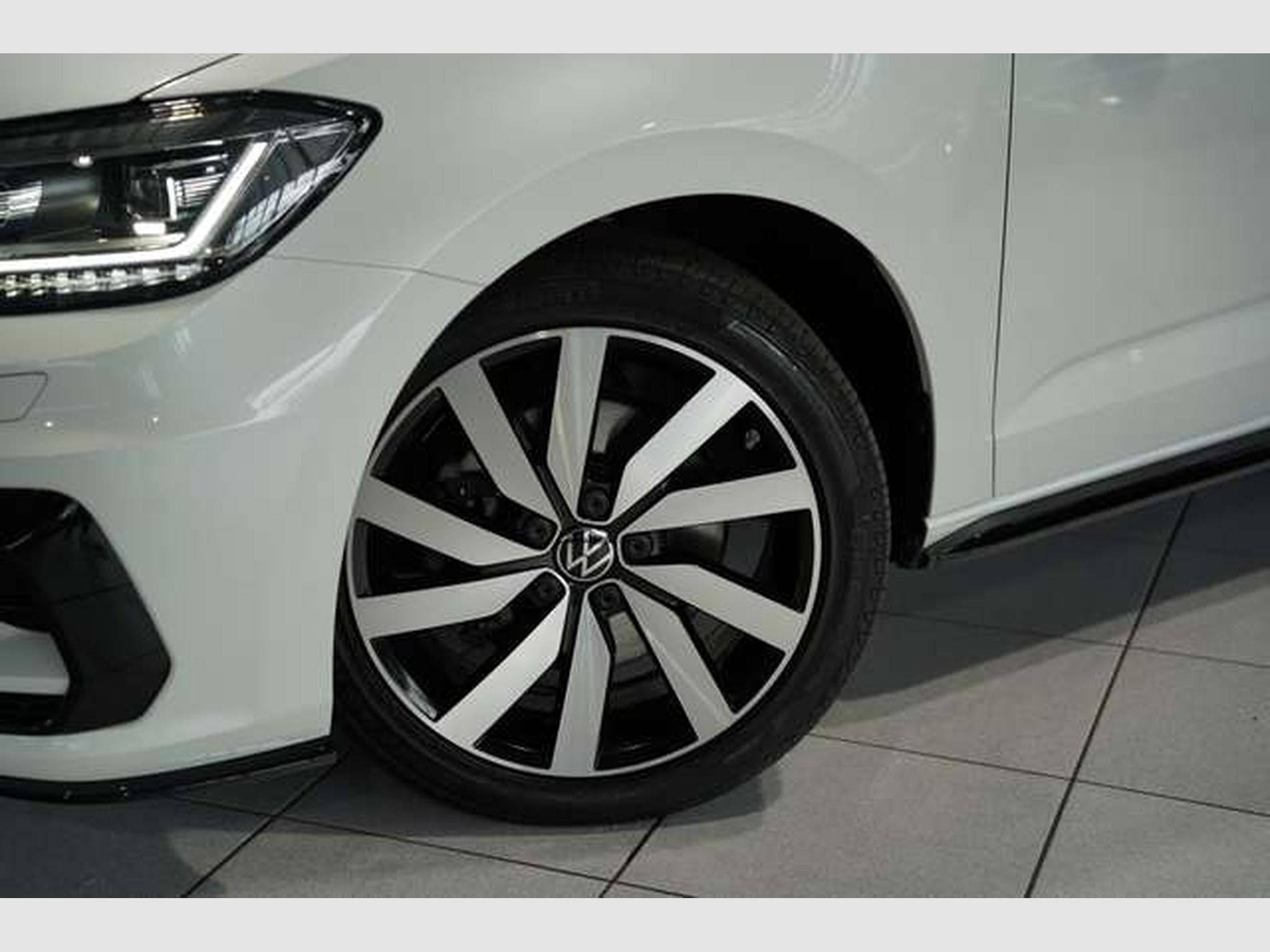 VW Touran R Line *ACC *Pano *Standhzg *AHK *Kamera (2021) - Photo 3