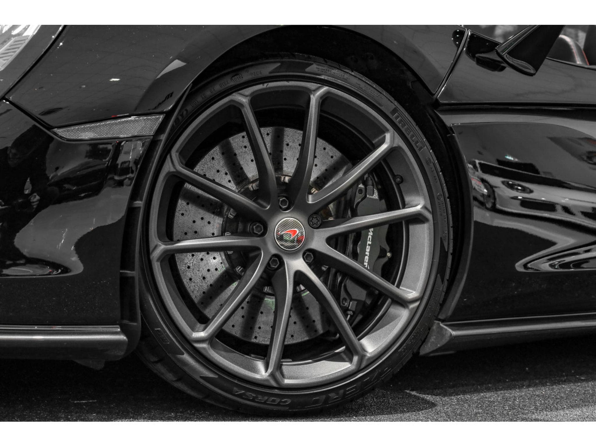 McLaren 570S Spider 3.8 V8 - FIRE BLACK (2018) - Photo 8