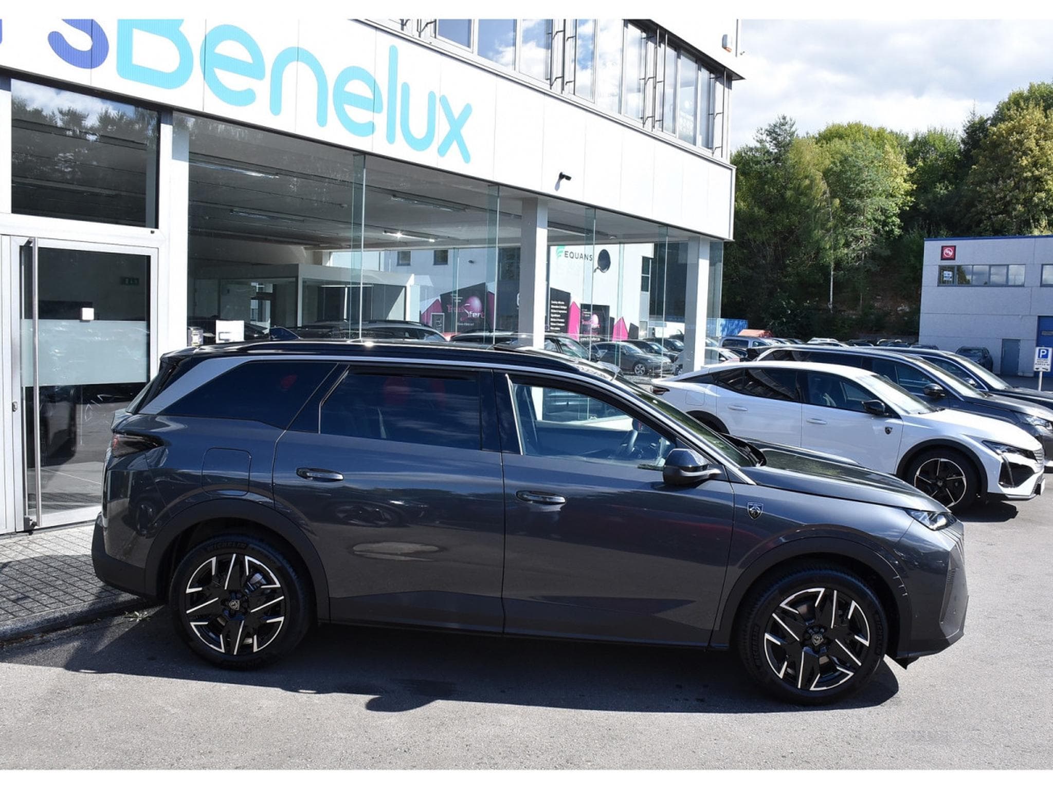 Peugeot 5008 Hybrid 145 GT Exclusive e-DCS6 PANO ACC CAM360 NEUF (2026) - Foto 3