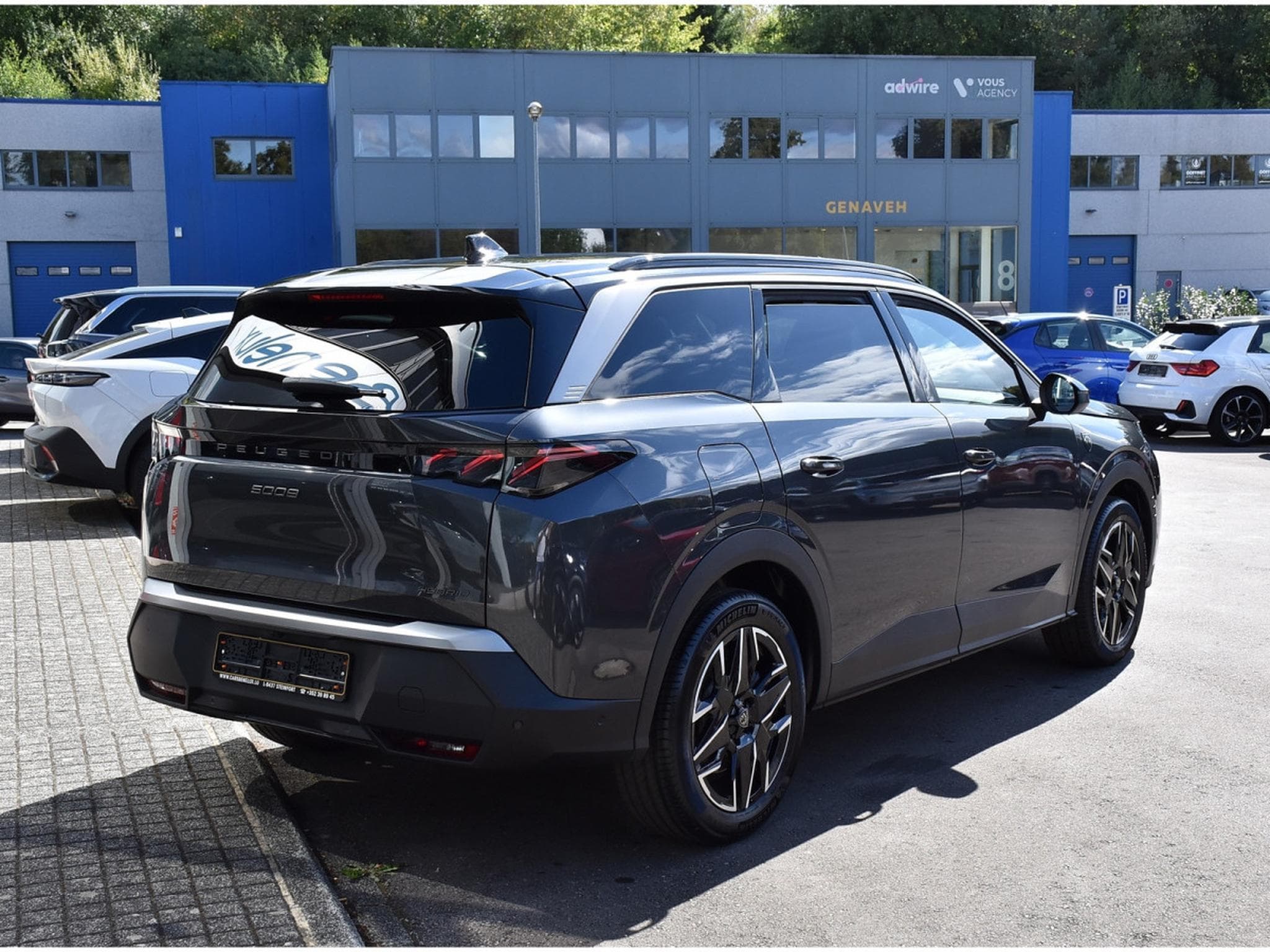 Peugeot 5008 Hybrid 145 GT Exclusive e-DCS6 PANO ACC CAM360 NEUF (2026) - Foto 4