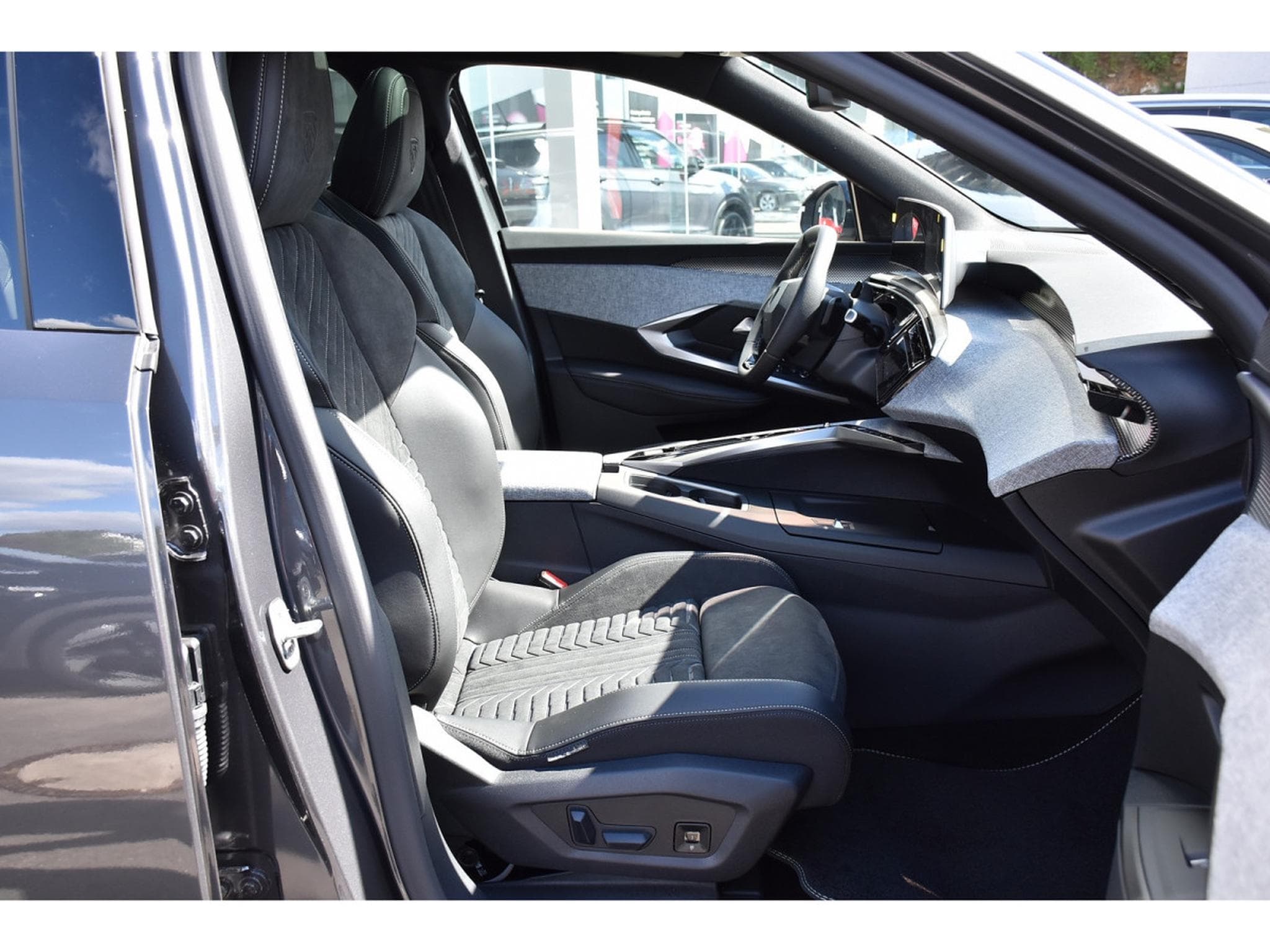 Peugeot 5008 Hybrid 145 GT Exclusive e-DCS6 PANO ACC CAM360 NEUF (2026) - Foto 7