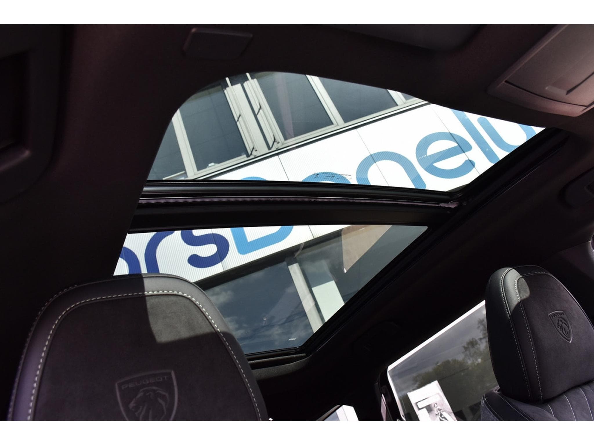Peugeot 5008 Hybrid 145 GT Exclusive e-DCS6 PANO ACC CAM360 NEUF (2026) - Foto 9
