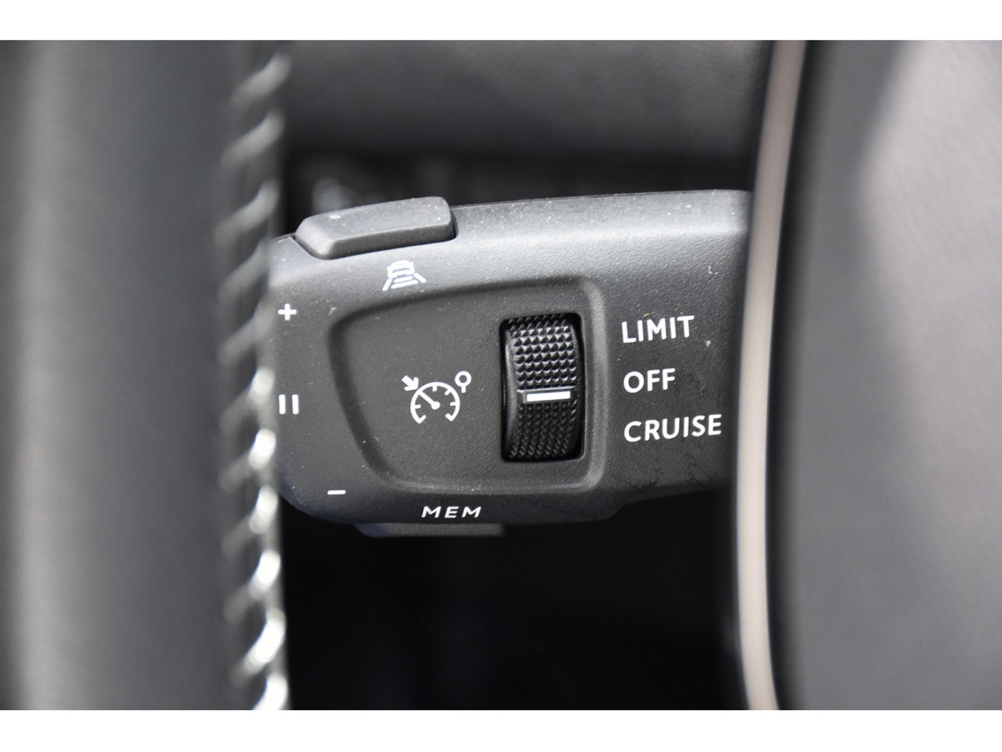 Peugeot 2008 1.2 Allure ACC GPS LANE SIDE REGUL CAM 360 1° MAIN (2025) - Foto 21