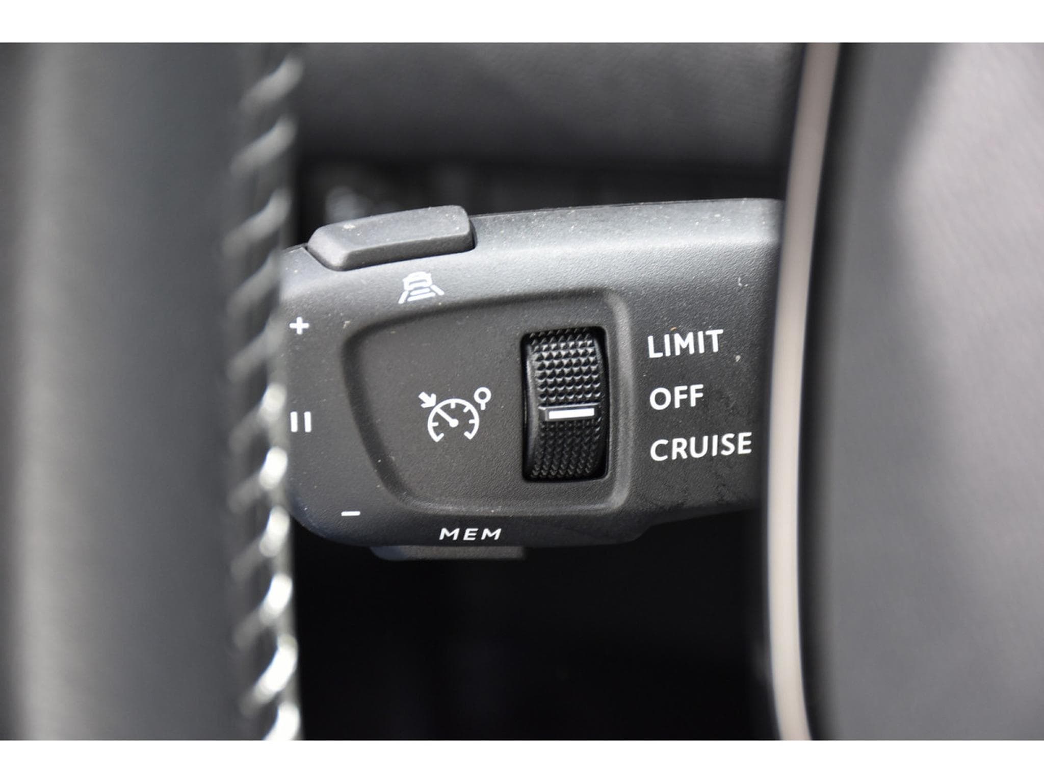 Peugeot 2008 1.2 Allure ACC GPS LANE SIDE REGUL CAM 360 1° MAIN (2025) - Foto 21