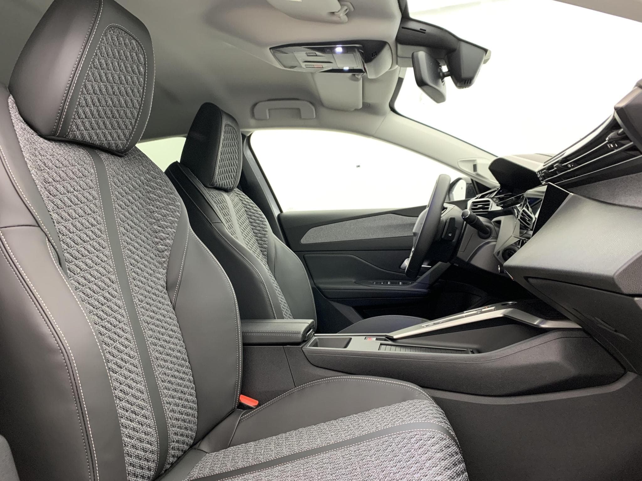 Peugeot 308 Hybrid 145 e-DCS6 Allure (2025) - Foto 9