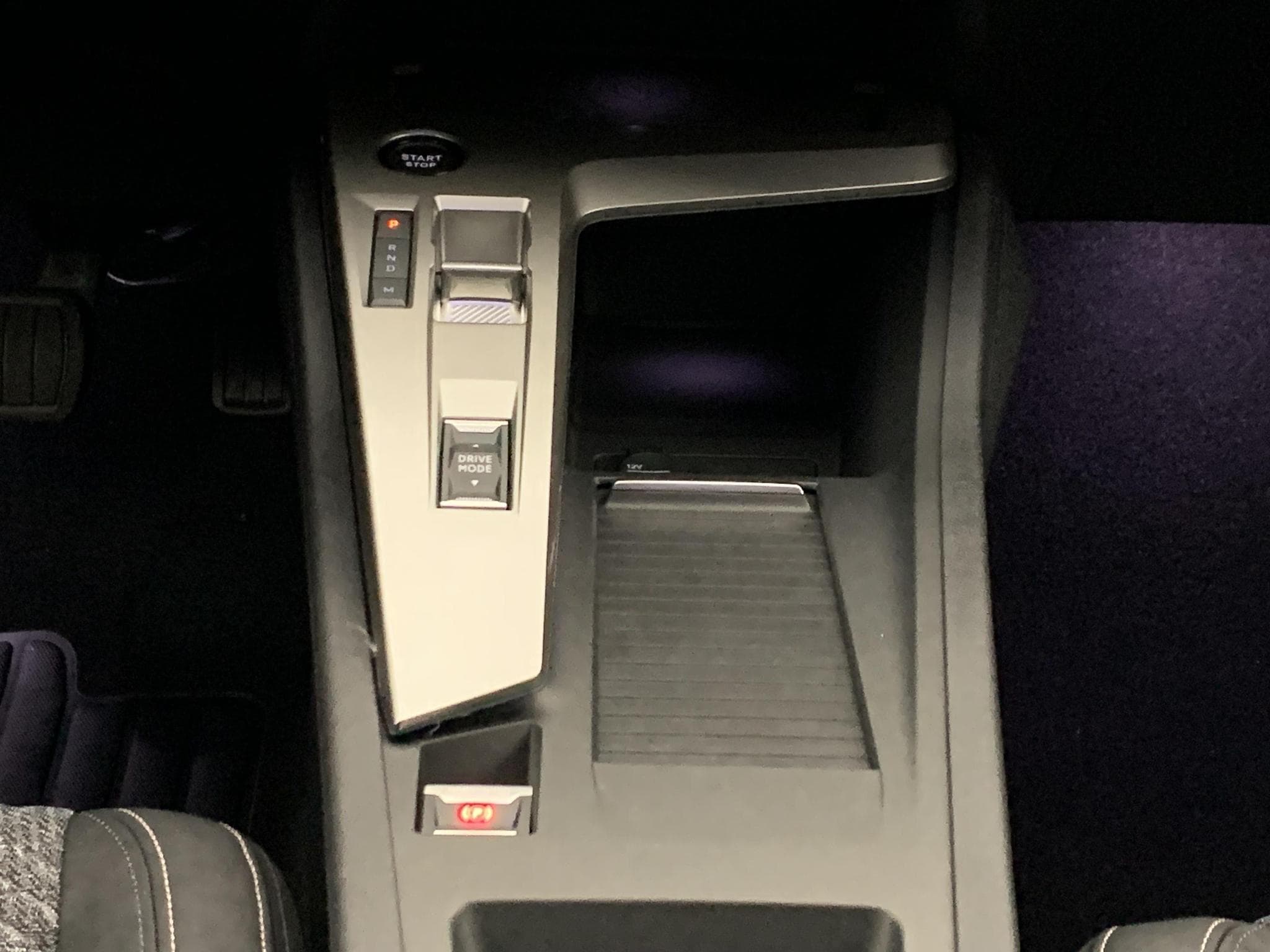 Peugeot 308 Hybrid 145 e-DCS6 Allure (2025) - Foto 15