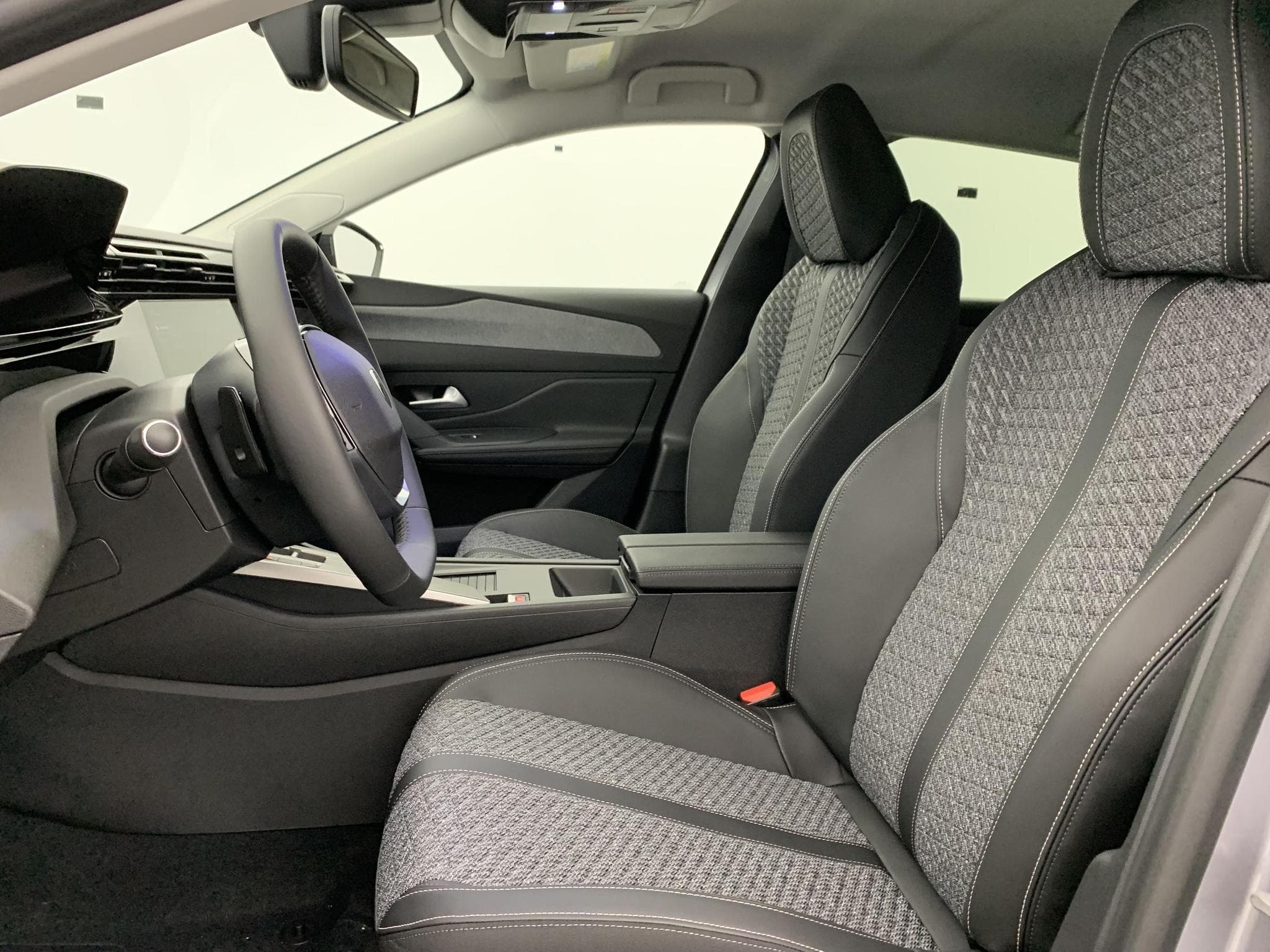 Peugeot 308 Hybrid 145 e-DCS6 Allure (2025) - Foto 18