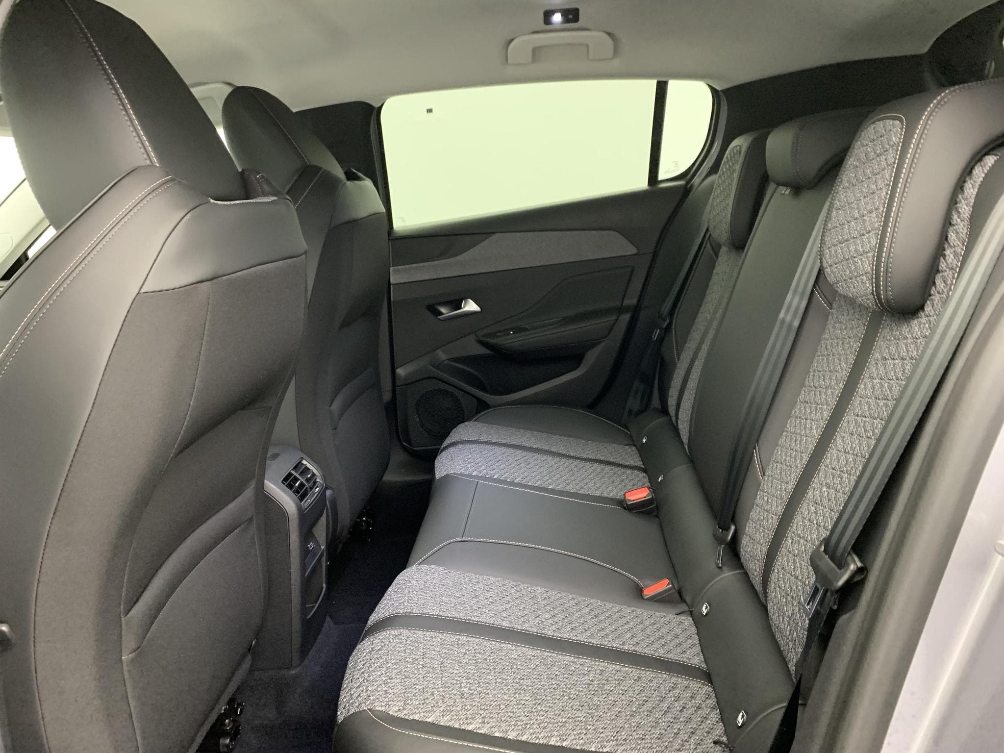 Peugeot 308 Hybrid 145 e-DCS6 Allure (2025) - Foto 17