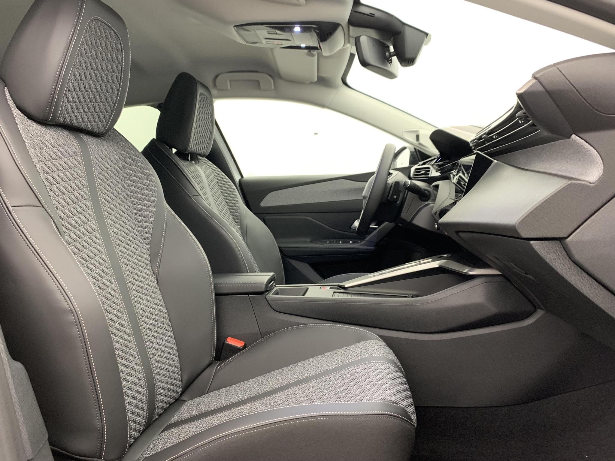 Peugeot 308 Hybrid 145 e-DCS6 Allure (2025) - Foto 9