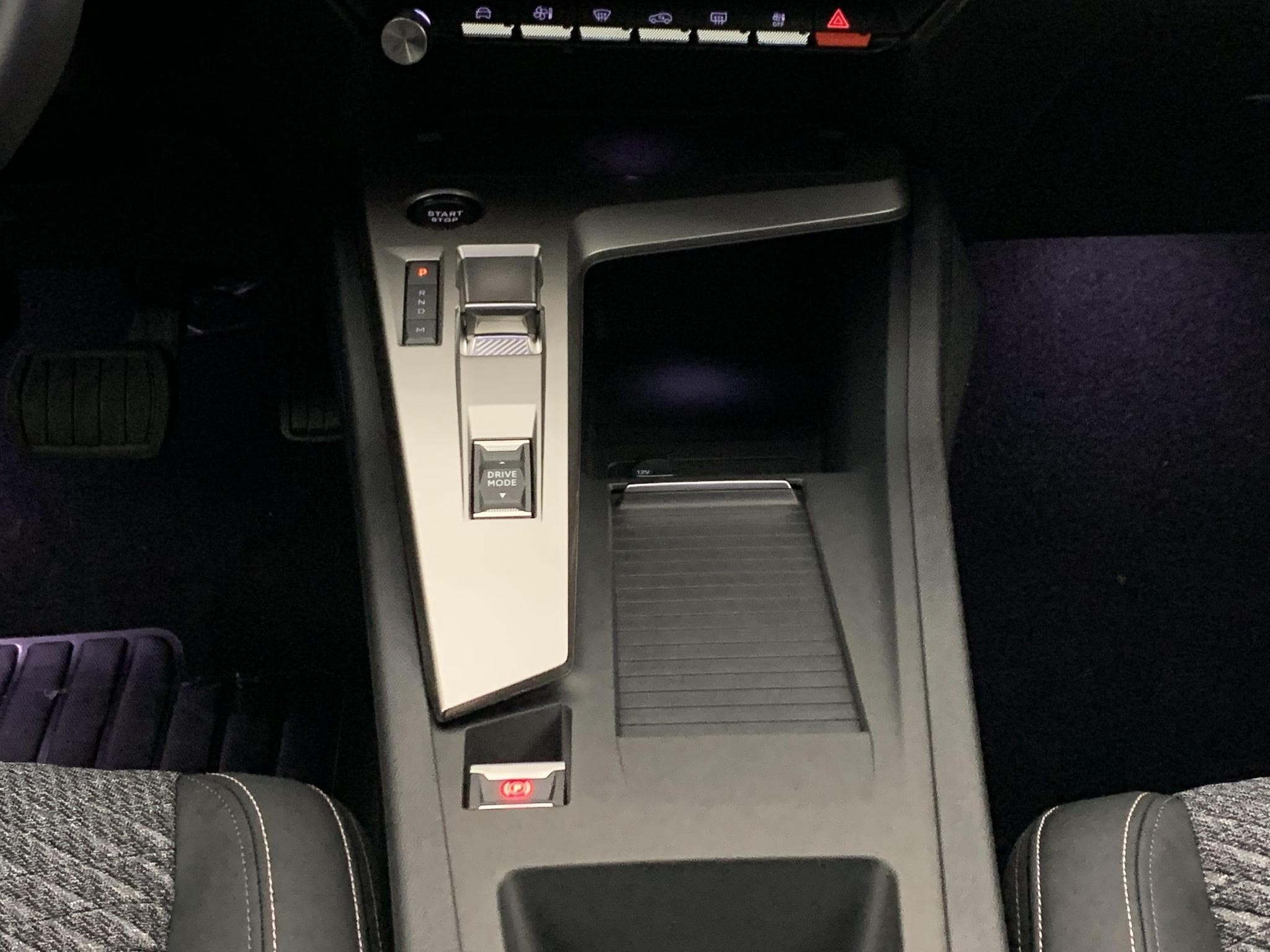 Peugeot 308 Hybrid 145 e-DCS6 Allure (2025) - Foto 15