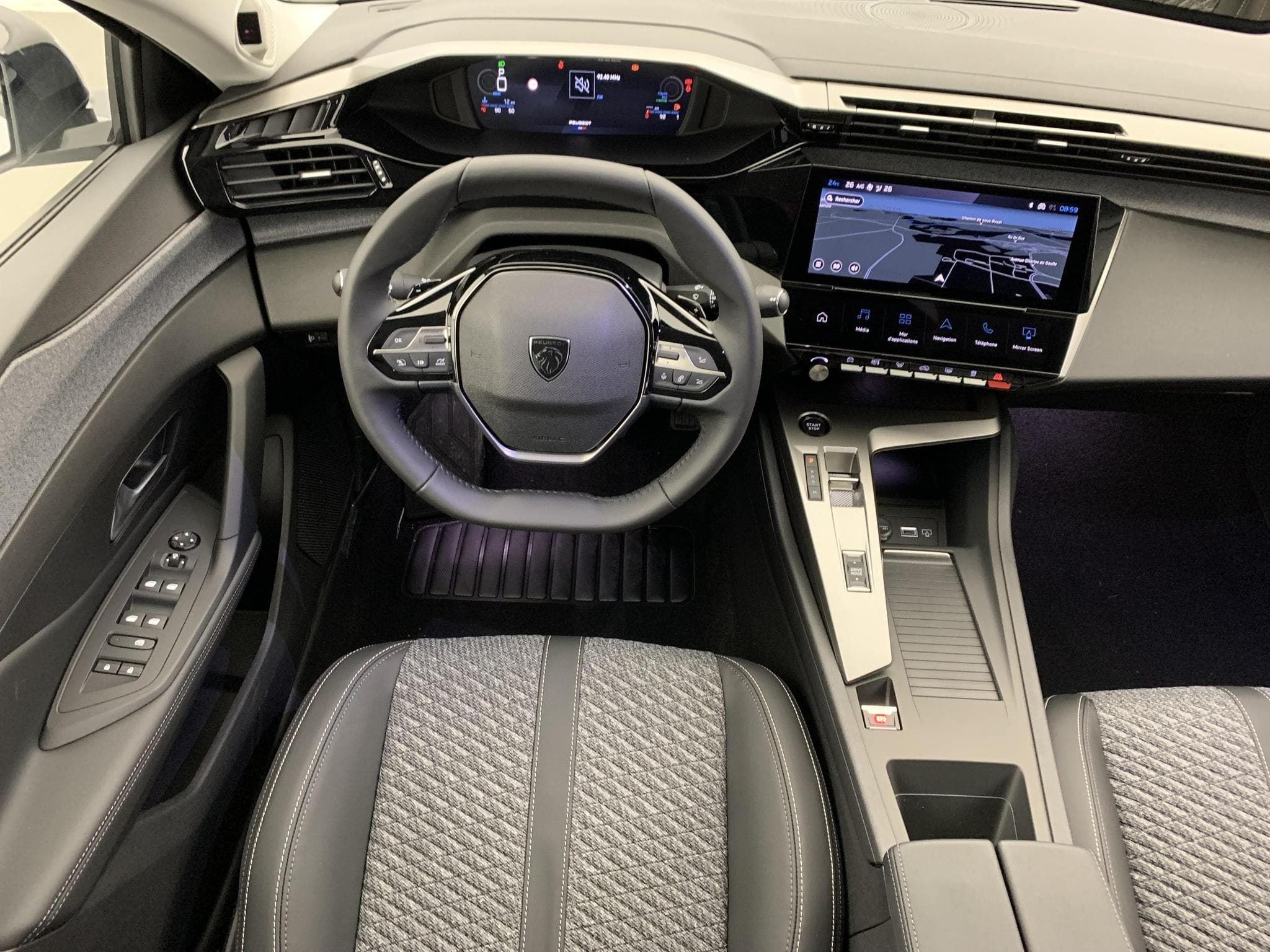 Peugeot 308 Hybrid 145 e-DCS6 Allure (2025) - Foto 13