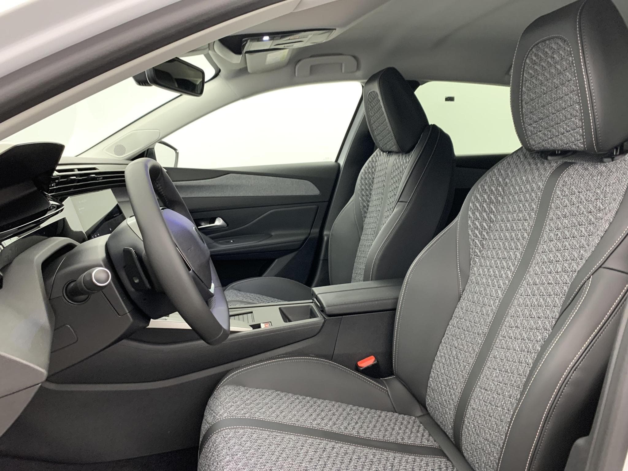 Peugeot 308 Hybrid 145 e-DCS6 Allure (2025) - Foto 17