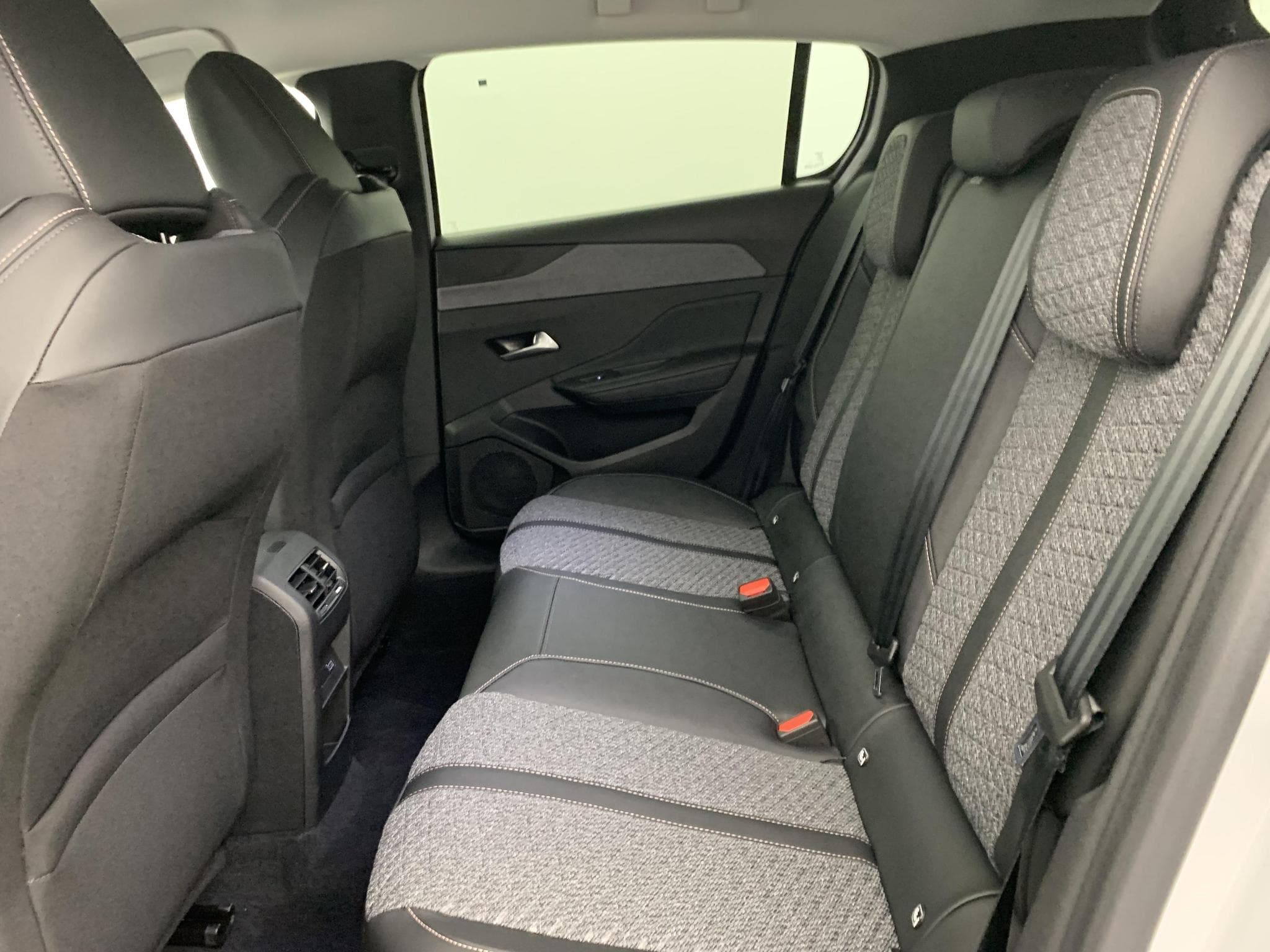 Peugeot 308 Hybrid 145 e-DCS6 Allure (2025) - Foto 18