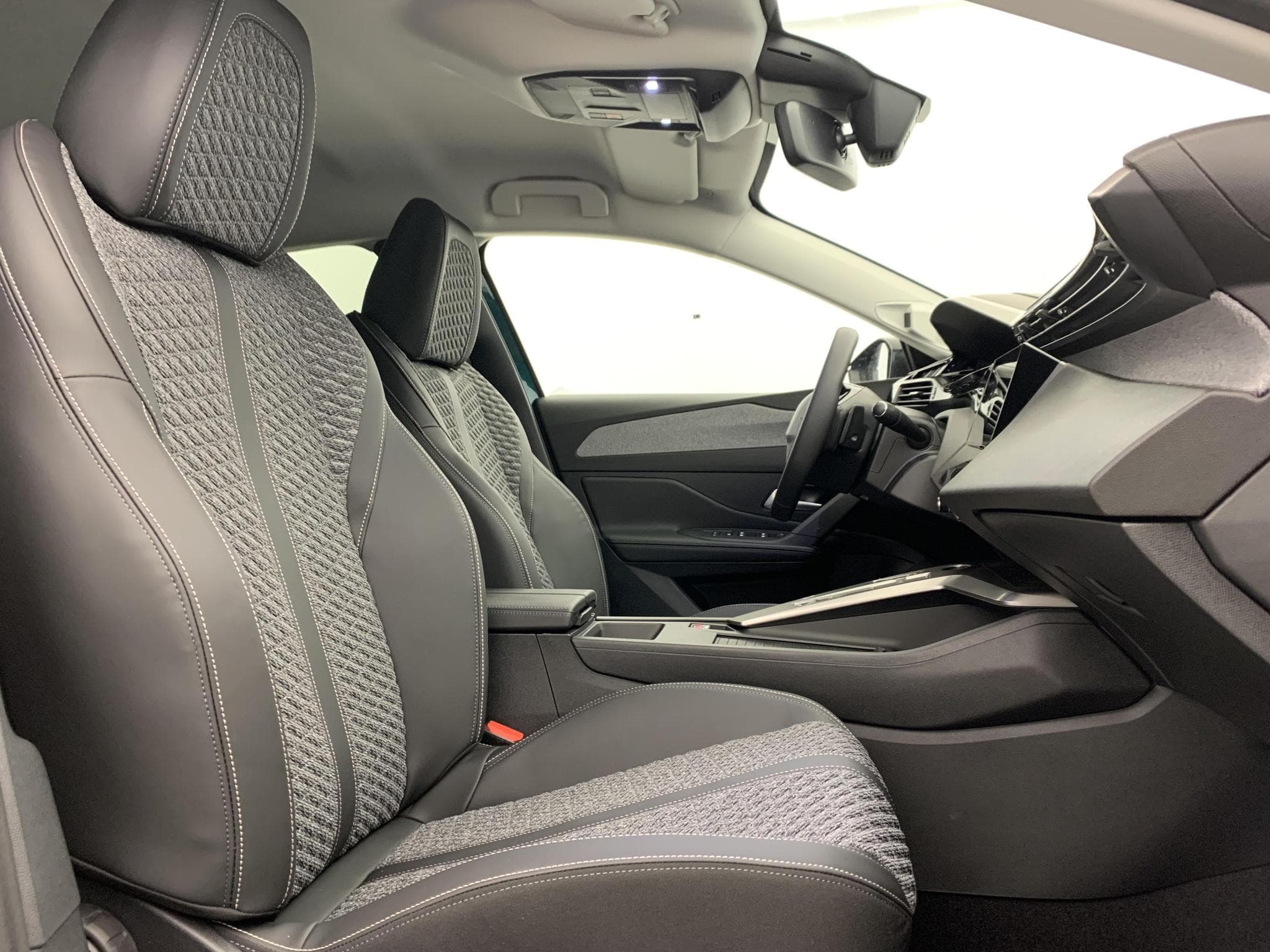 Peugeot 308 Hybrid 145 e-DCS6 Allure (2025) - Foto 9