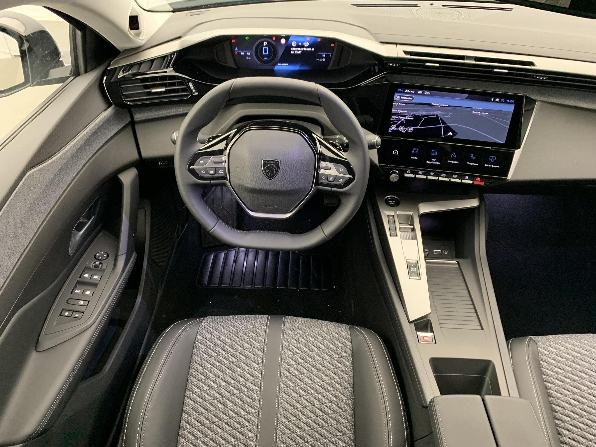 Peugeot 308 Hybrid 145 e-DCS6 Allure (2025) - Foto 13